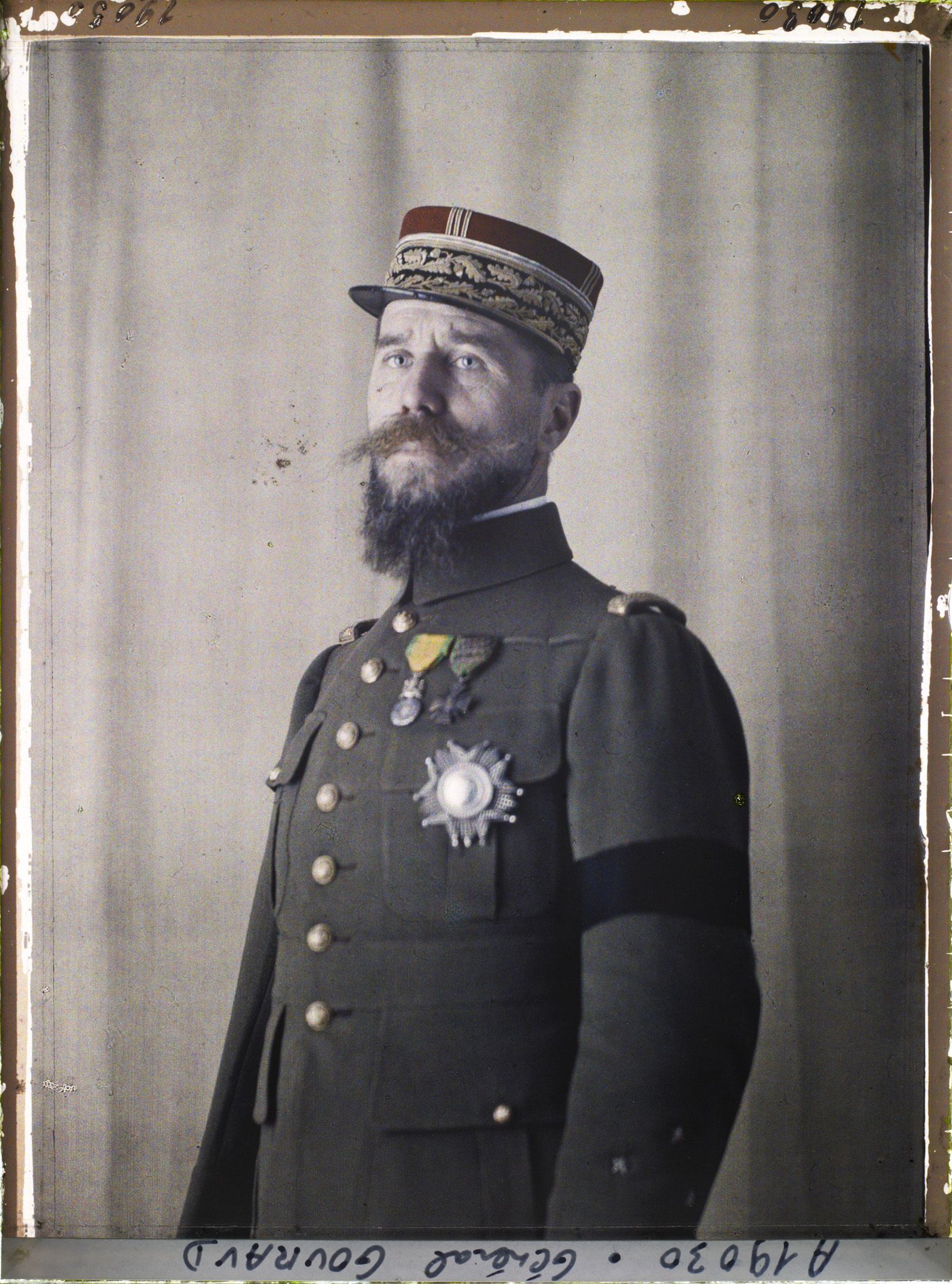 Image représentant https://musee-albert-kahn.s-museum.fr/home/NWQ2OTAwYzNmYjZlZTk1ZWQwODJmMjY4L2dlbmVyaWMtbm90aWNlLXRhYi9hdXRob3JpdHkvNjE3YTc5ZjVjZjhiODk2OGIzMzM3ZDIx/5d6900c3fb6ee95ed082f268/generic-notice-tab/authority/617a79eacf8b8968b3336514 Le Général Henri Gouraud