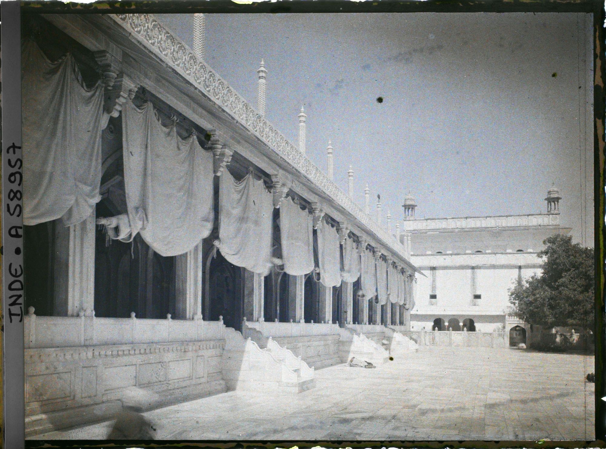 Image représentant La façade de la mosquée dans le dargâh Sharif