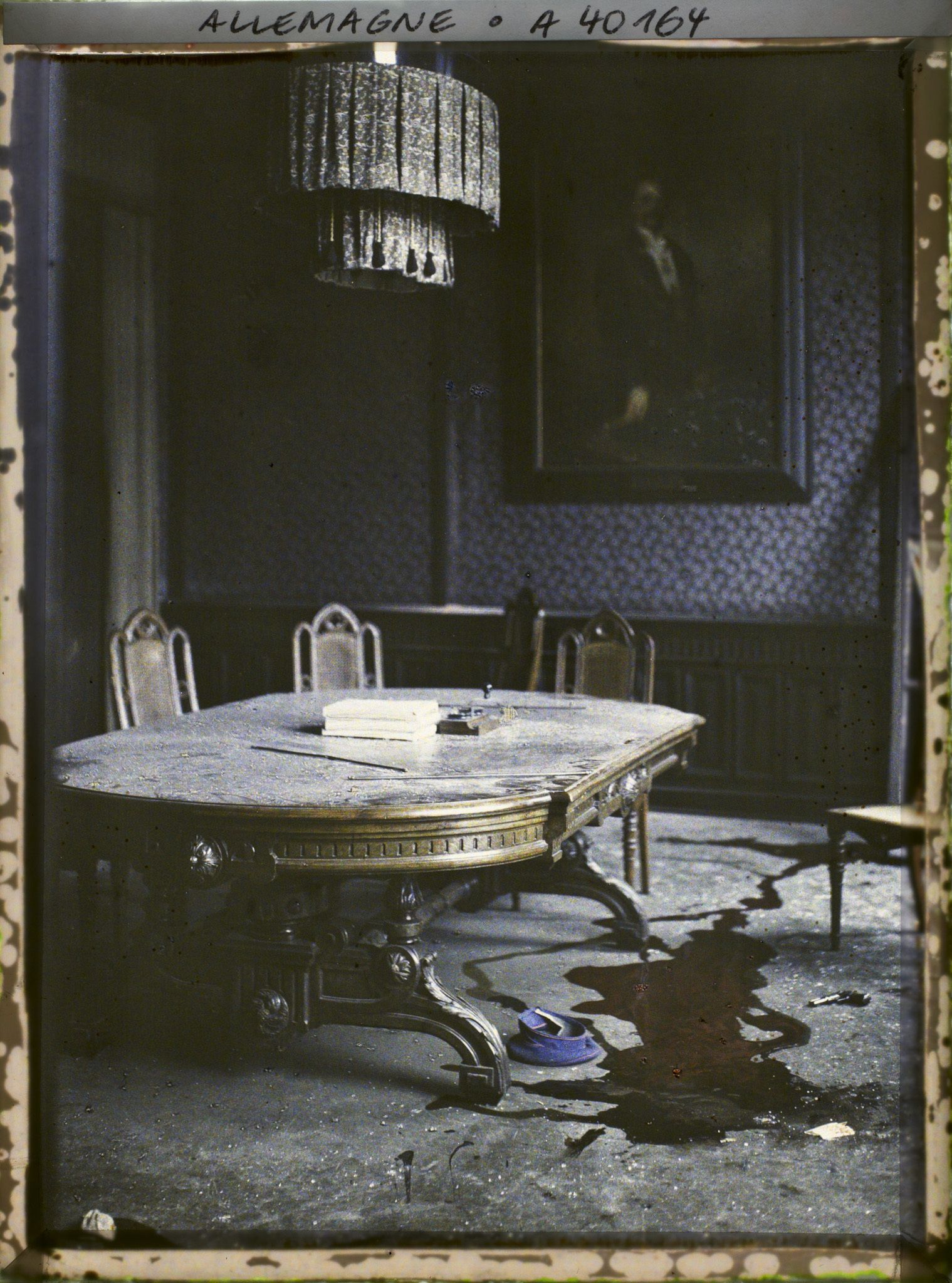 Image représentant Prusse, Crefeld, Salle de l'Hôtel de Ville avec flaque de sang du policier tué