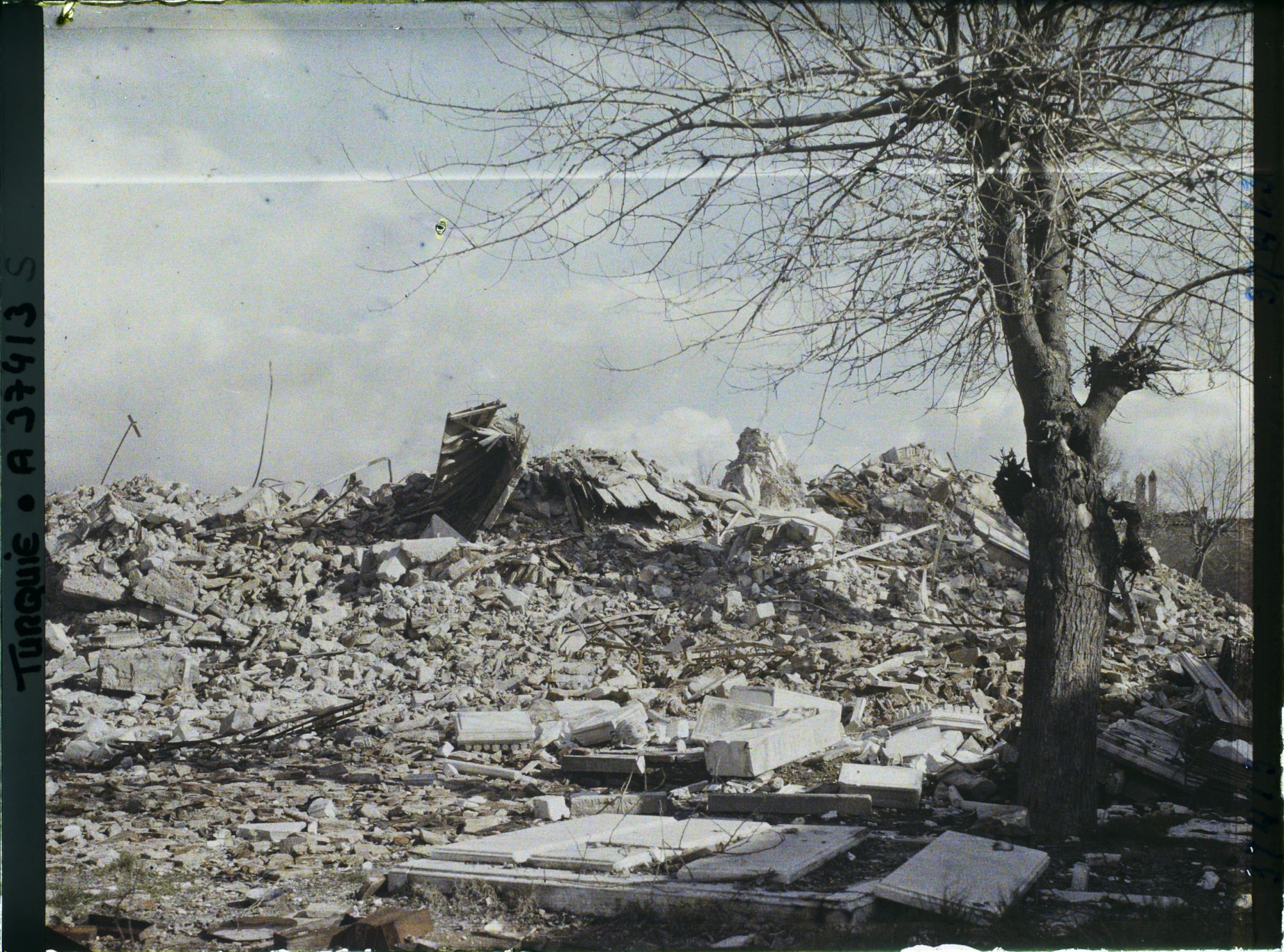 Image représentant Turquie, Smyrne, Incendie de Smyrne en Septembre 1922, Vue Gle des Ruines de la Gde Eglise Arménienne