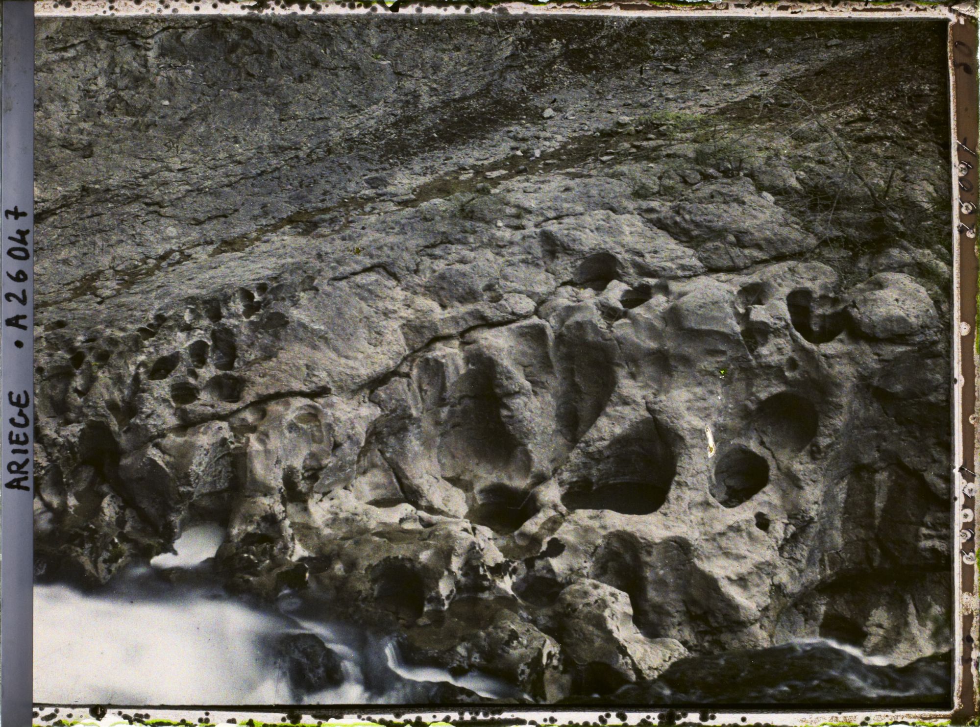 Image représentant Marmites à la sortie de la grotte du Mas-d'Azil