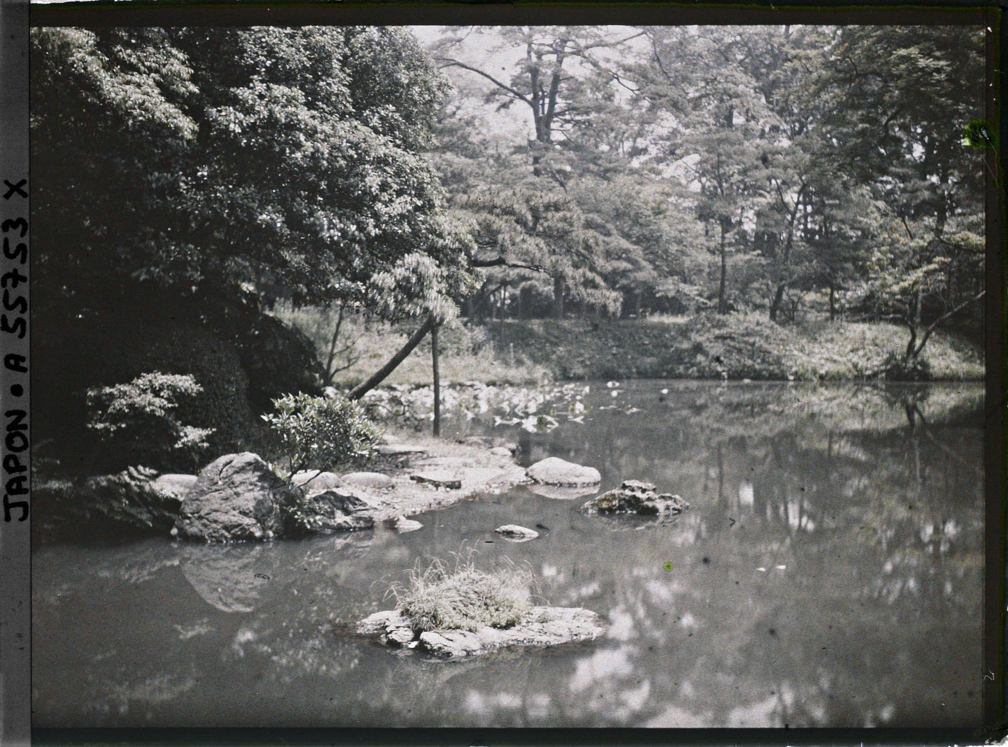 Image représentant Koishikawa Kôrakuen (jardin de l'Arsenal) : l'étang Daisensui et l'île Horaï (à gauche)