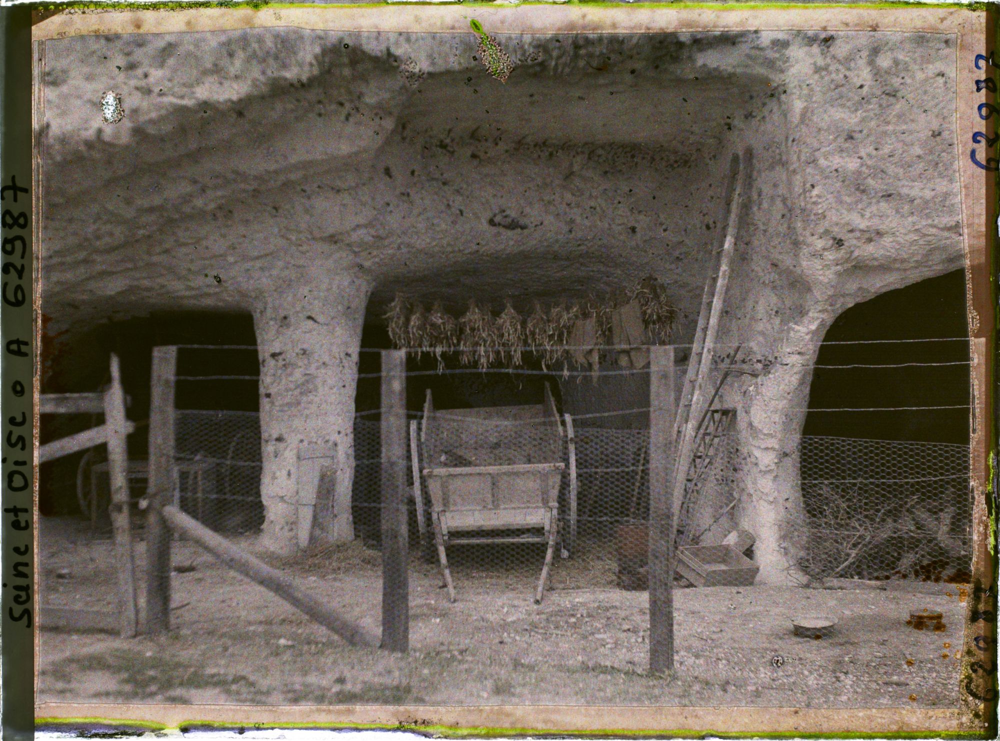 Image représentant Ile de France, La Roche-Guyon, Habitations troglodytiques abandonnées et servant de remises