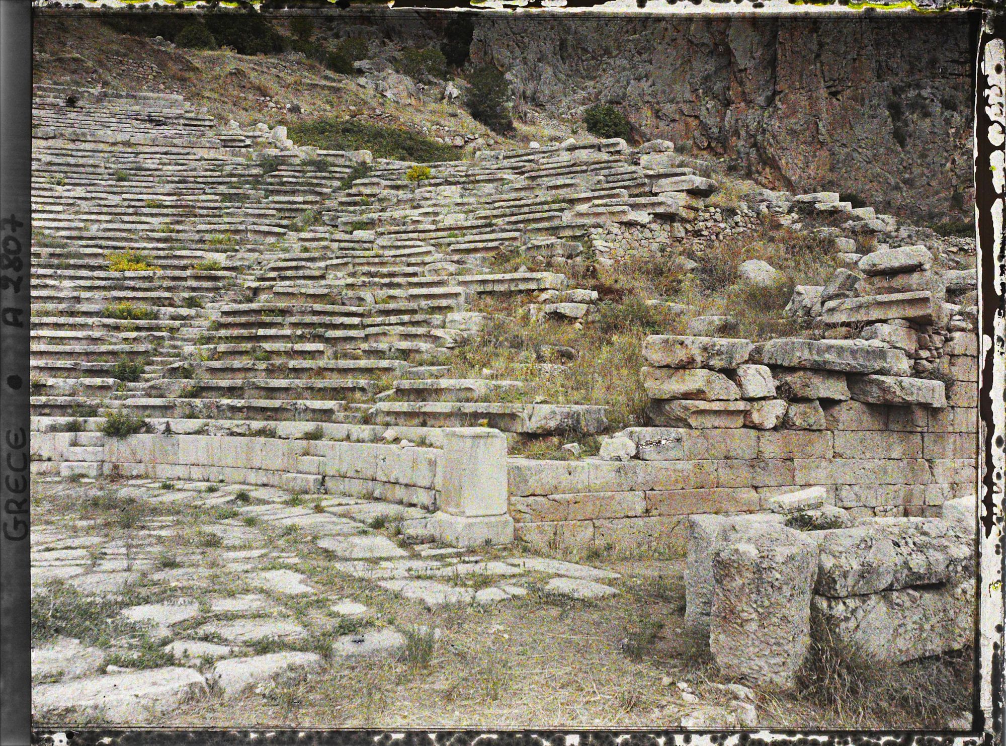 Image représentant Sanctuaire d'Apollon. La scène et les gradins du théâtre (partie droite)