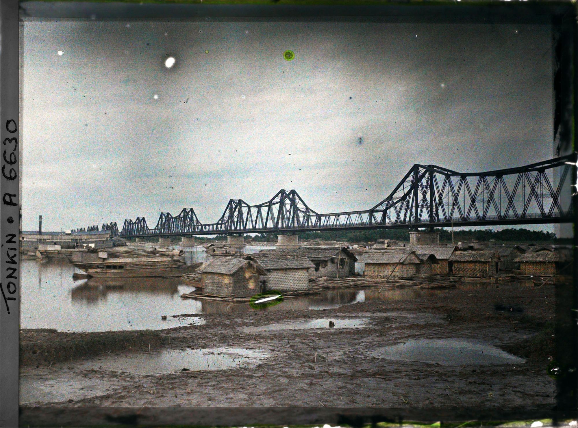 Image représentant Des maisons flottantes sur Fleuve Rouge, près du pont Doumer, au coucher du soleil