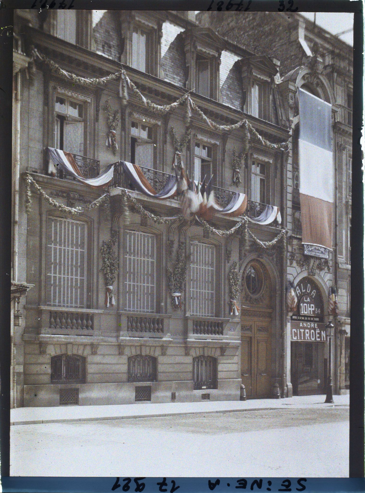 Image représentant Immeuble pavoisé au 36 avenue des Champs-Elysées, au lendemain des fêtes de la Victoire des 13 et 14 juillet