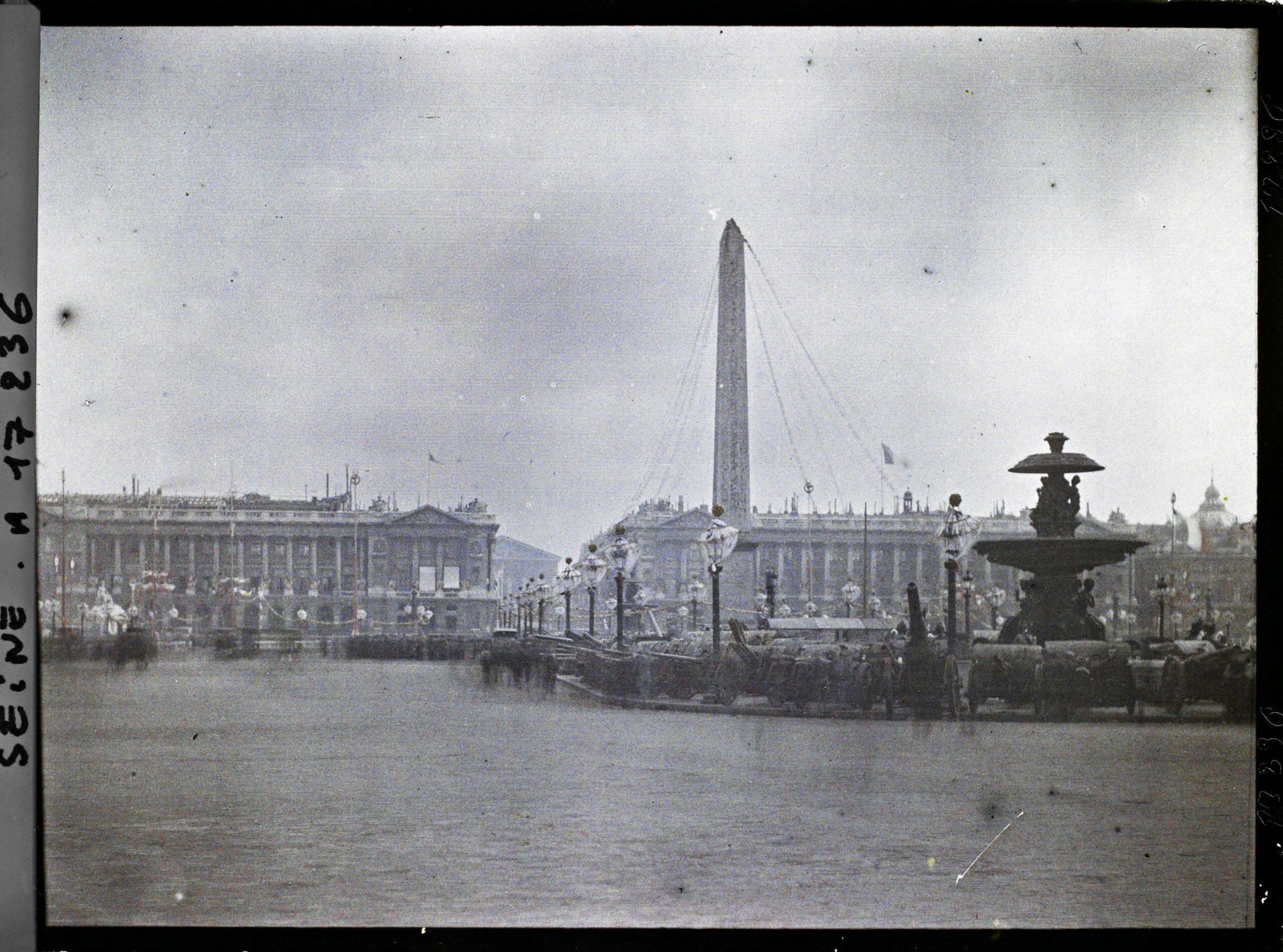 Image représentant La place de la Concorde décorée pour les fêtes de la Victoire des 13 et 14 juillet