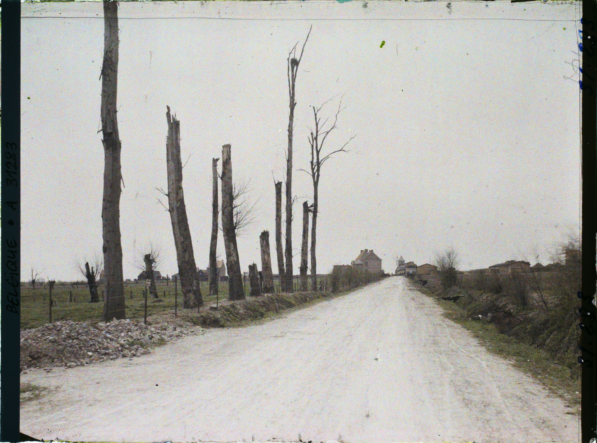 Image représentant Belgique, Locre, Entrée du Village