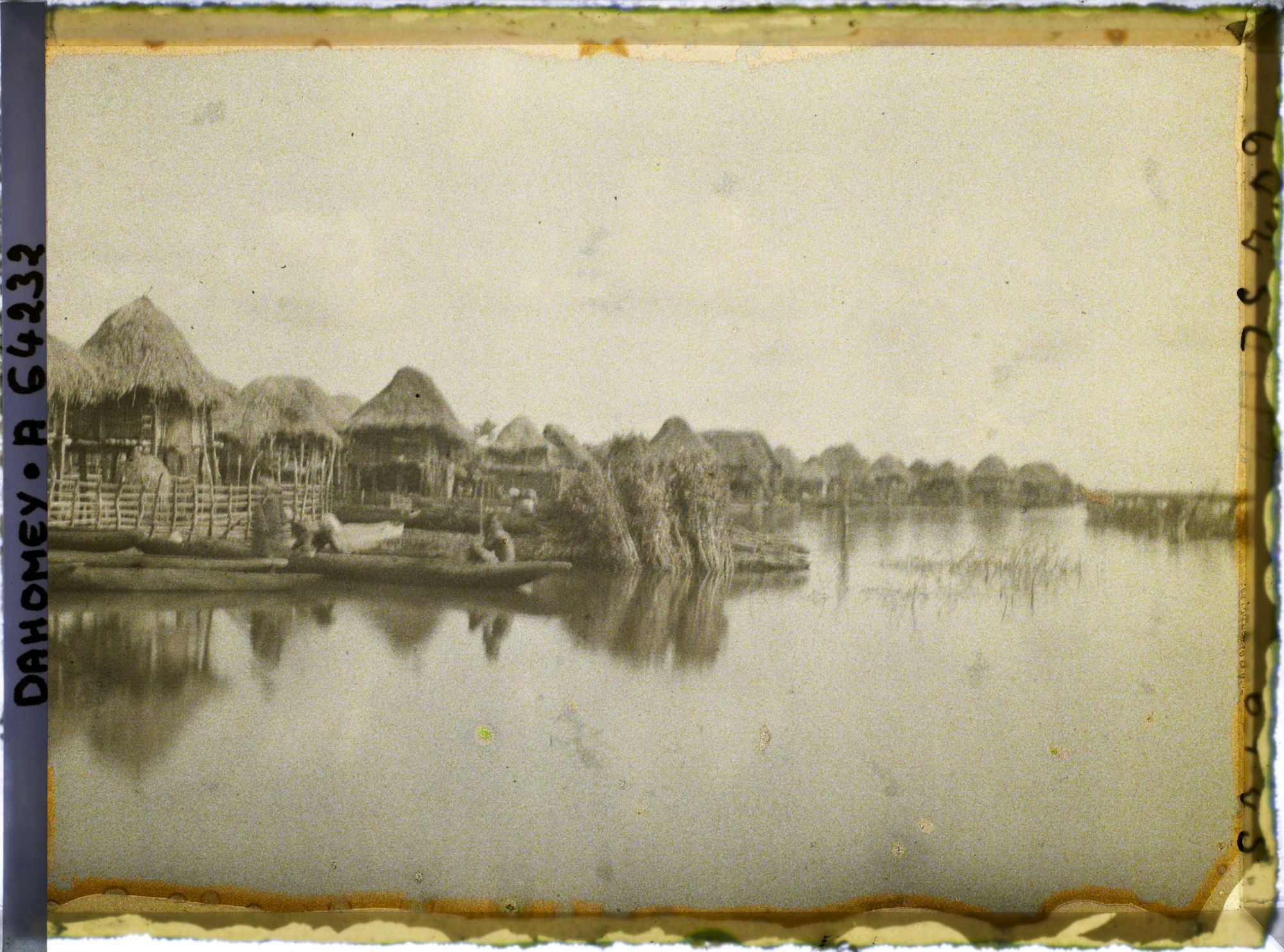 Image représentant Vue sur le village lacustre et la lagune
