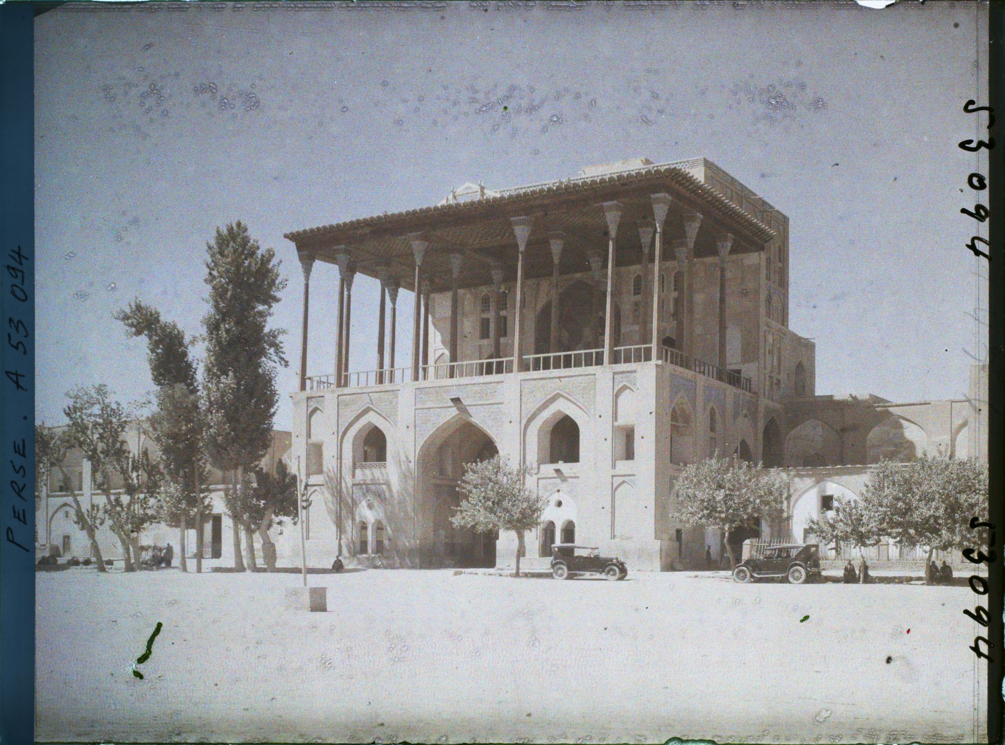 Image représentant Le palais Ali Qapu ("sublime porte"), côté ouest de la Meydan-i-Chah