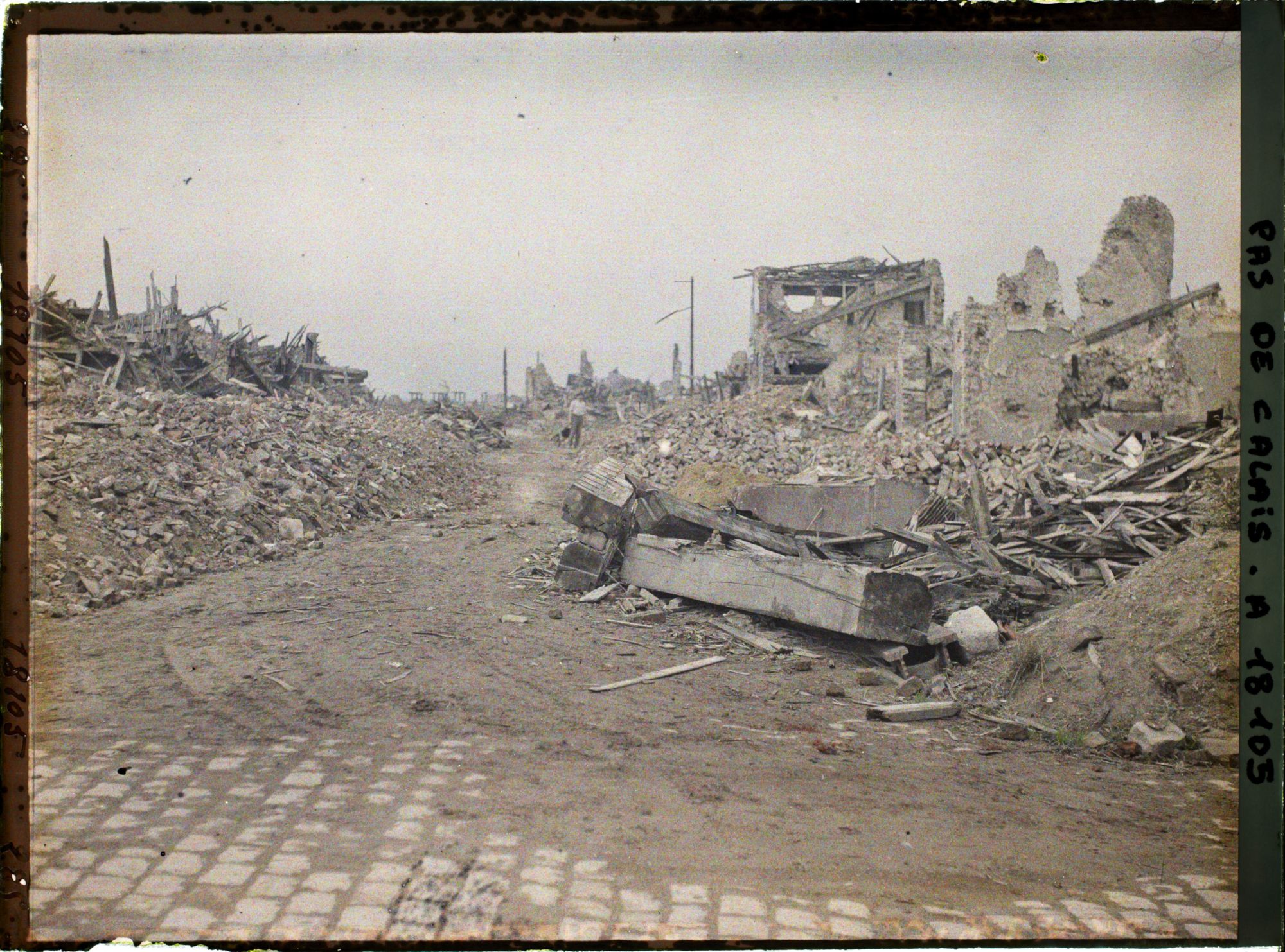Image représentant France, Lens, Une rue près du Canal
