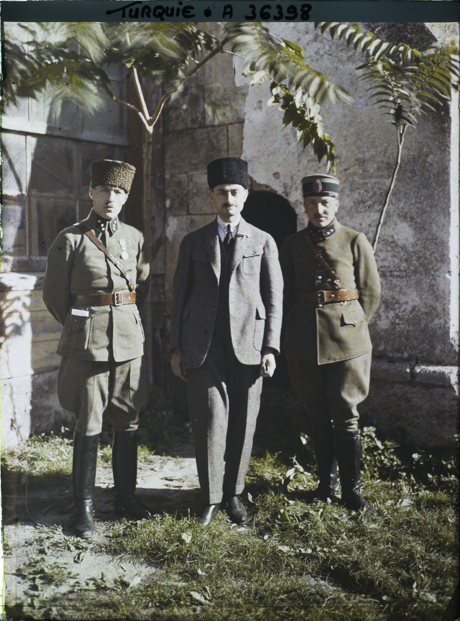 Image représentant Sakir Bey, Gouverneur général de la Thrace entouré de deux militaires (français à droite ?)