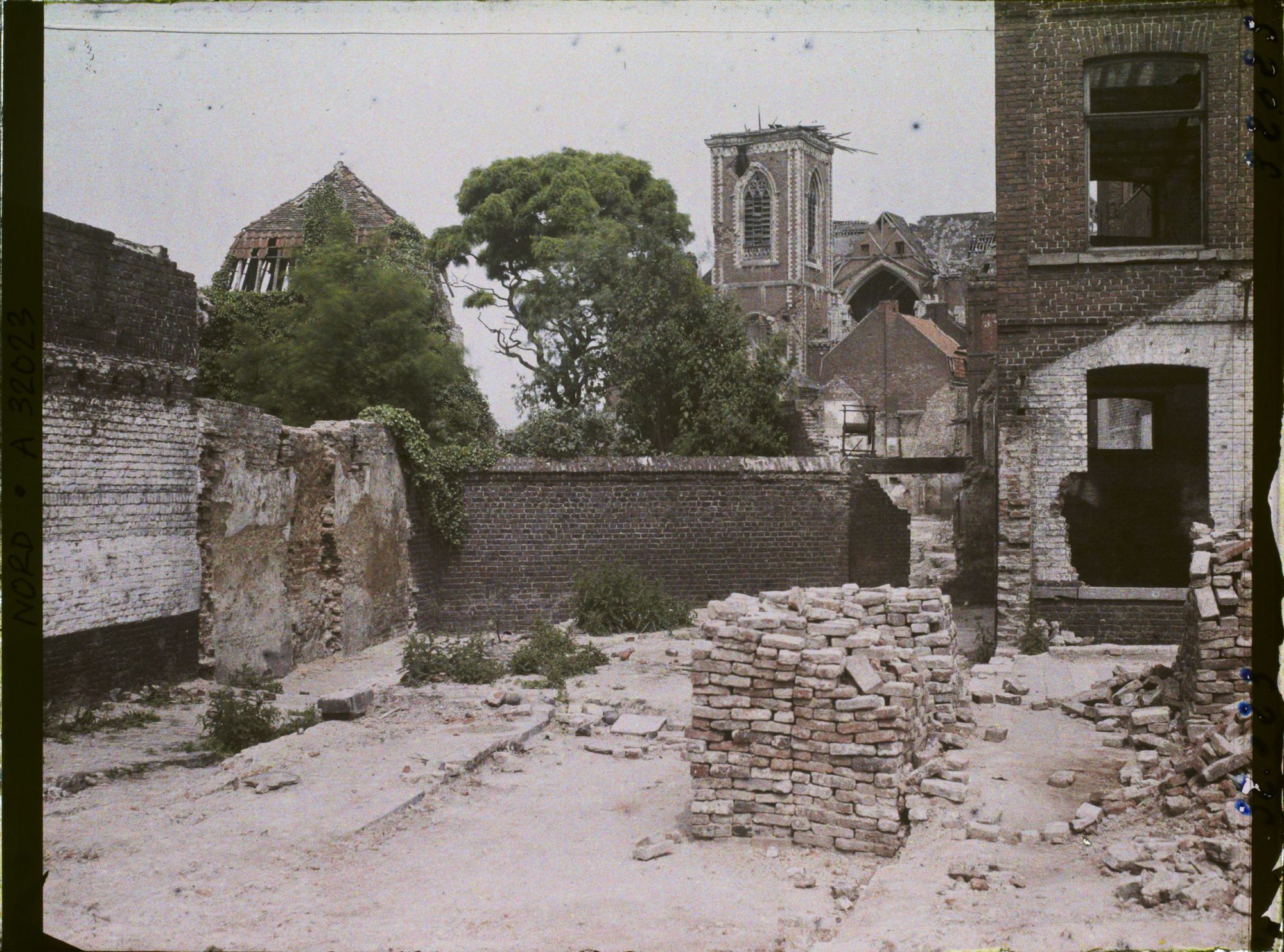 Image représentant France, Armentières, Coin de ruines vers l'Eglise St Waast