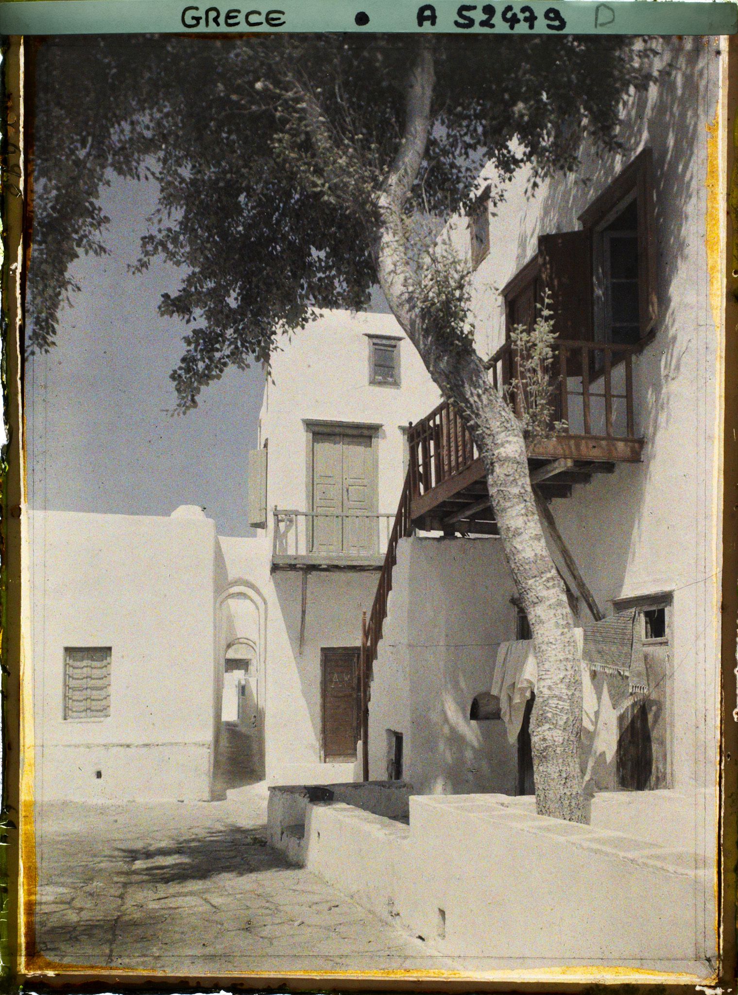 Image représentant Une petite place et une petite rue à arcades