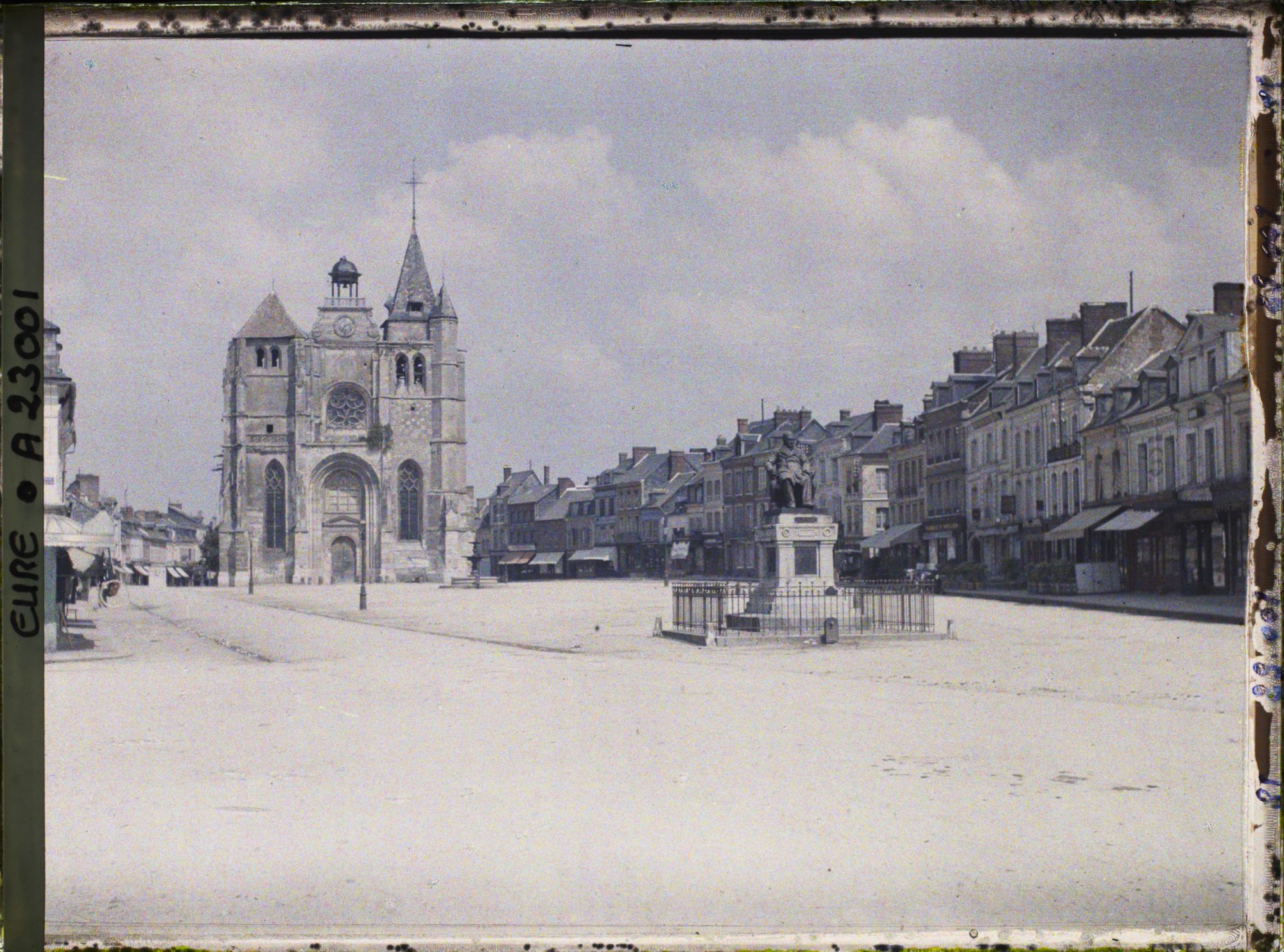 Image représentant La place et l'église