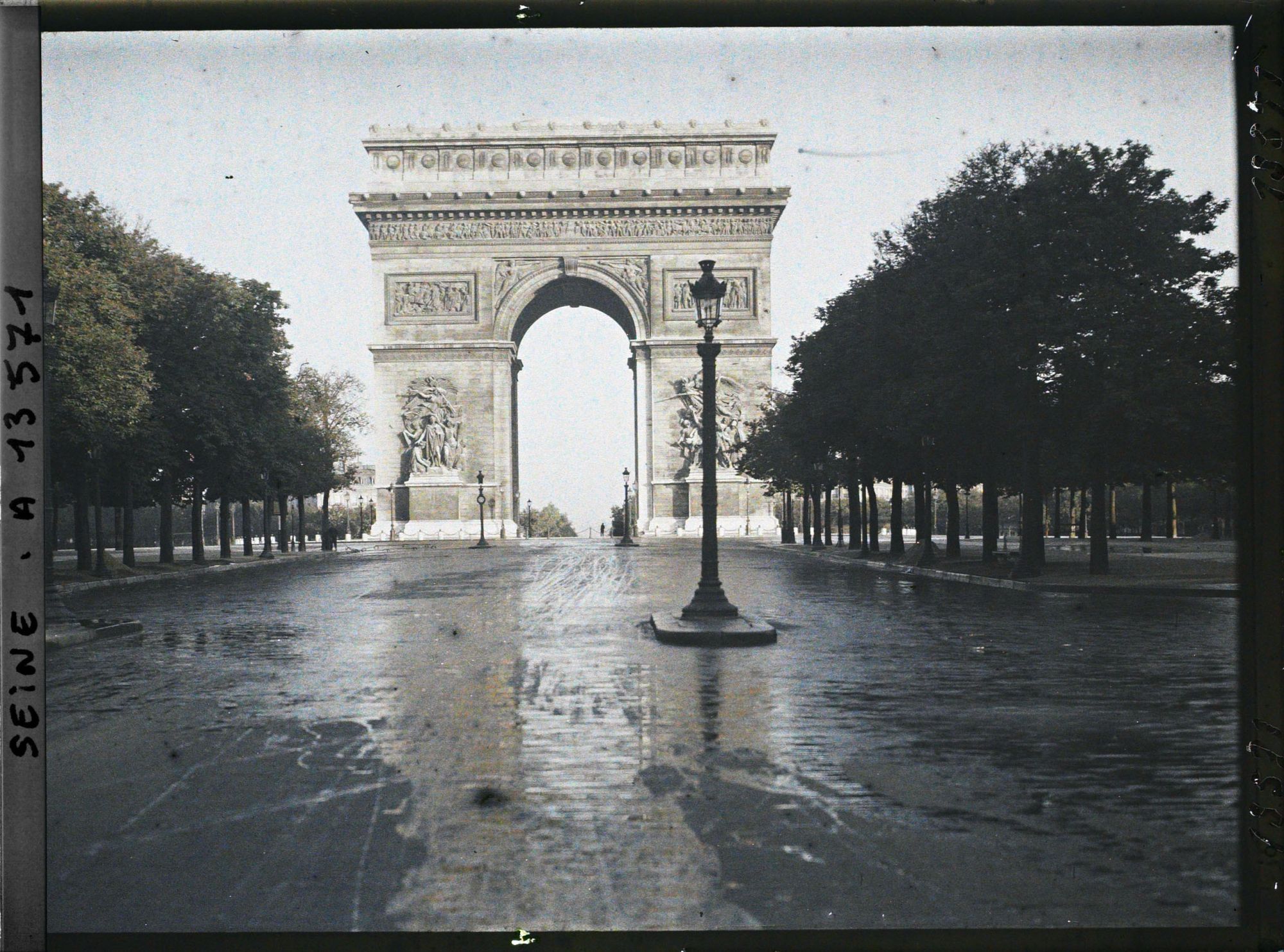Image représentant L'Arc de Triomphe vu de l'avenue des Champs-Elysées