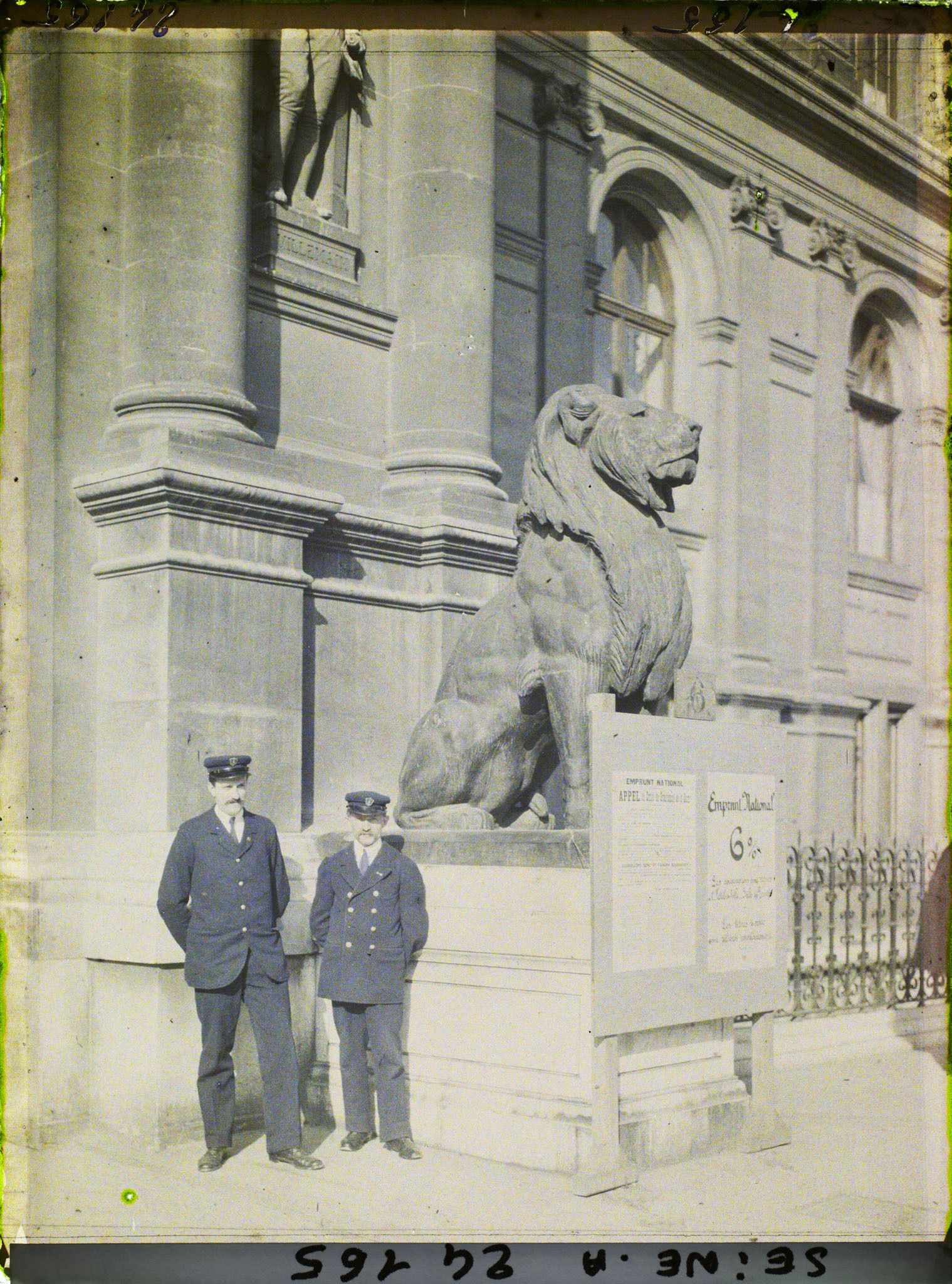 Image représentant Affiche pour l'emprunt national de 1920 devant l'Hôtel-de-Ville, Appel du Comité du département de la Seine