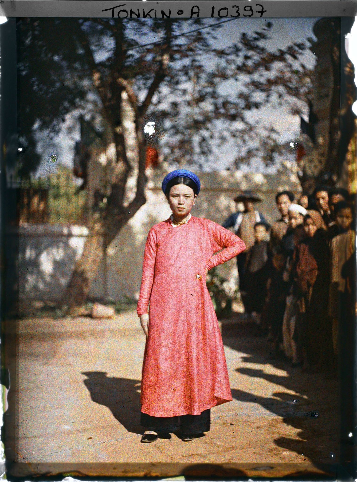 Image représentant Jeune femme figurant un pion dans un jeu d'échecs vivant