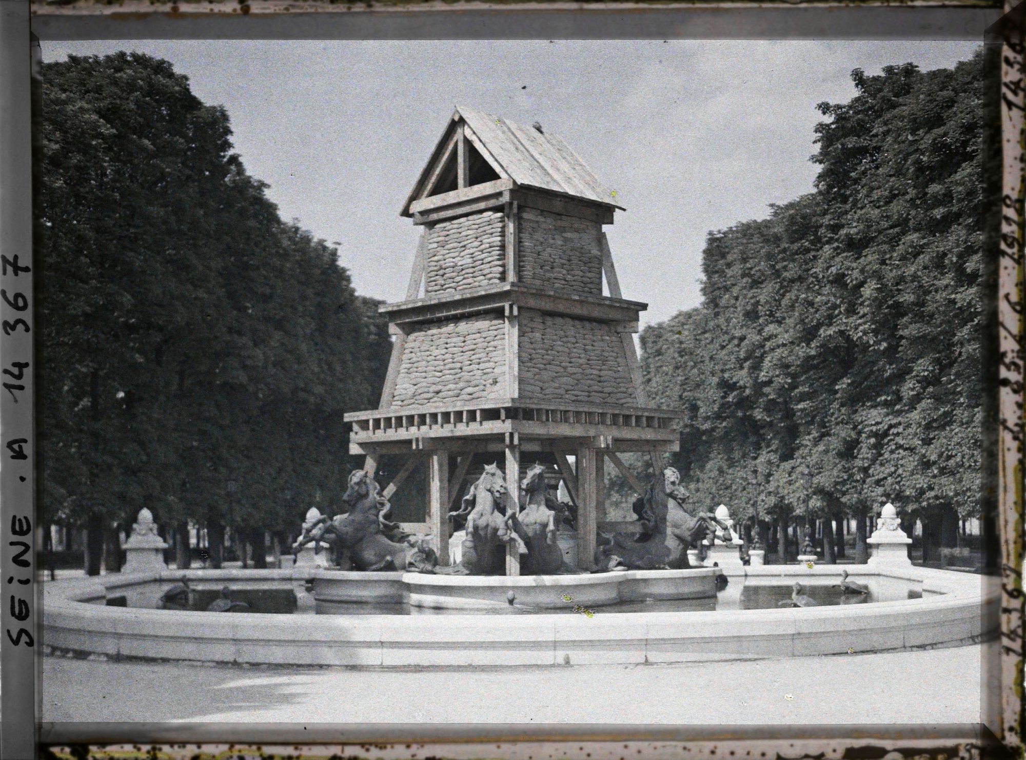 Image représentant La fontaine des Quatre-Parties-Du-Monde de Carpeaux protégée contre les bombardements, place Camille-Jullian, jardin Marco Polo, avenue de l'Observatoire