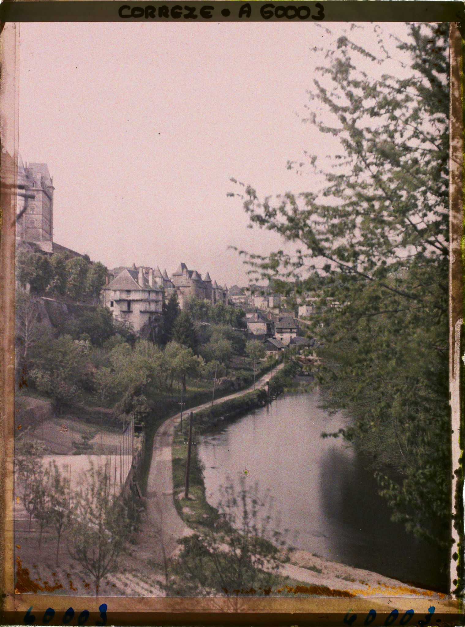 Image représentant Vue des abords de la ville le long de la Vézère