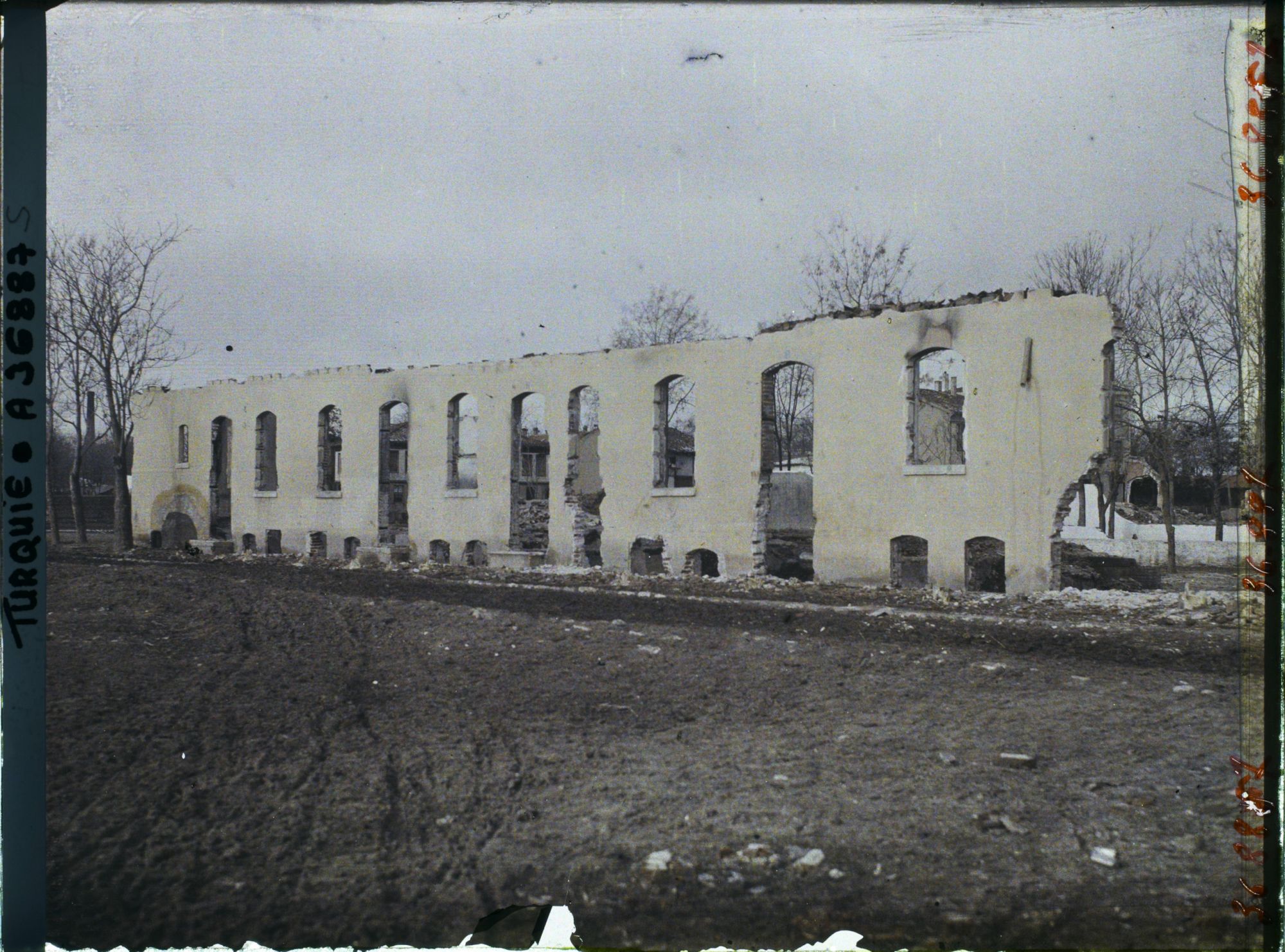 Image représentant Turquie, Eski-Ckehir, Maison incendiée