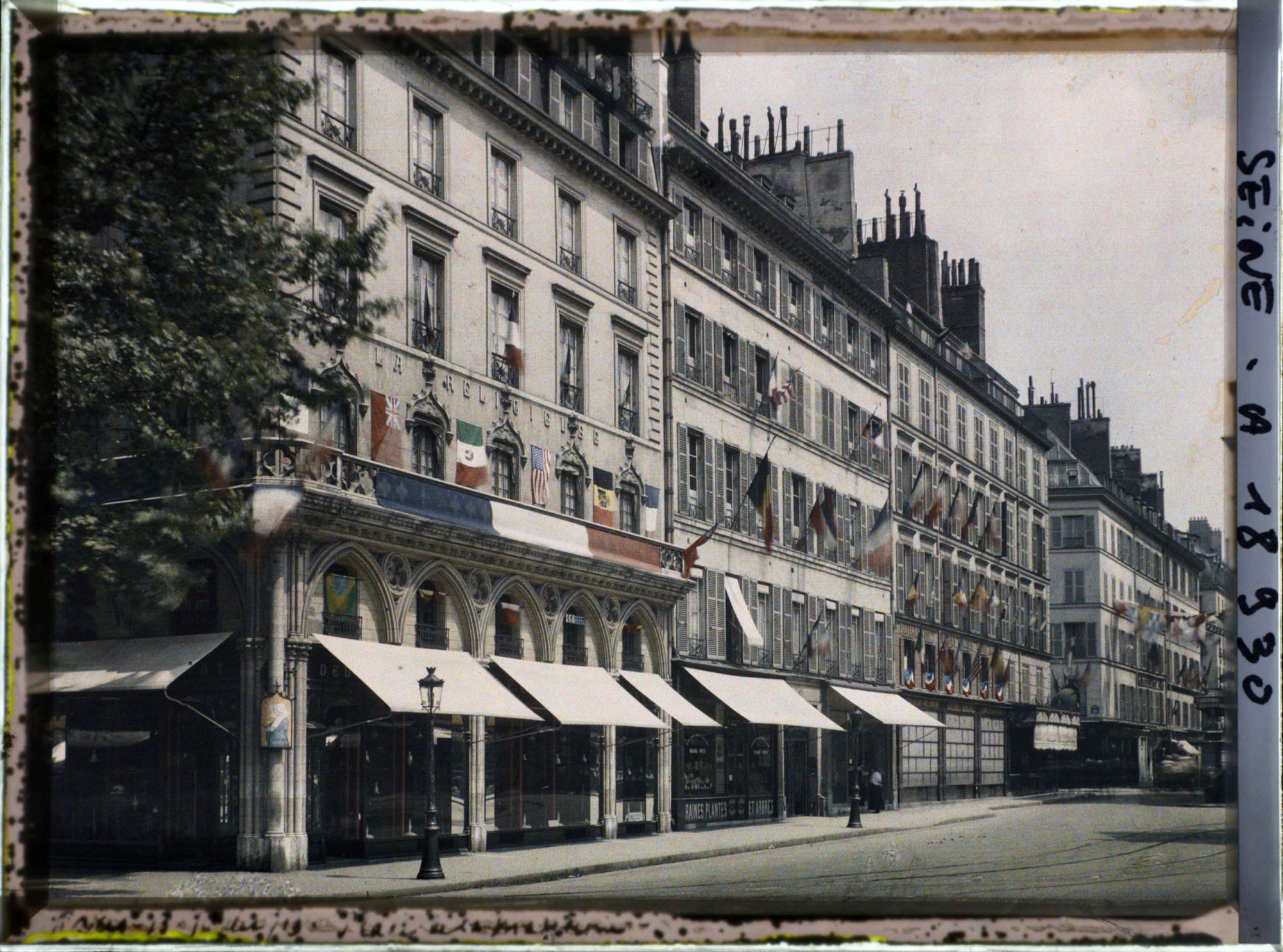 Image représentant Drapeaux pour les fêtes de la Victoire place de la Madeleine, à l'angle de la rue Tronchet