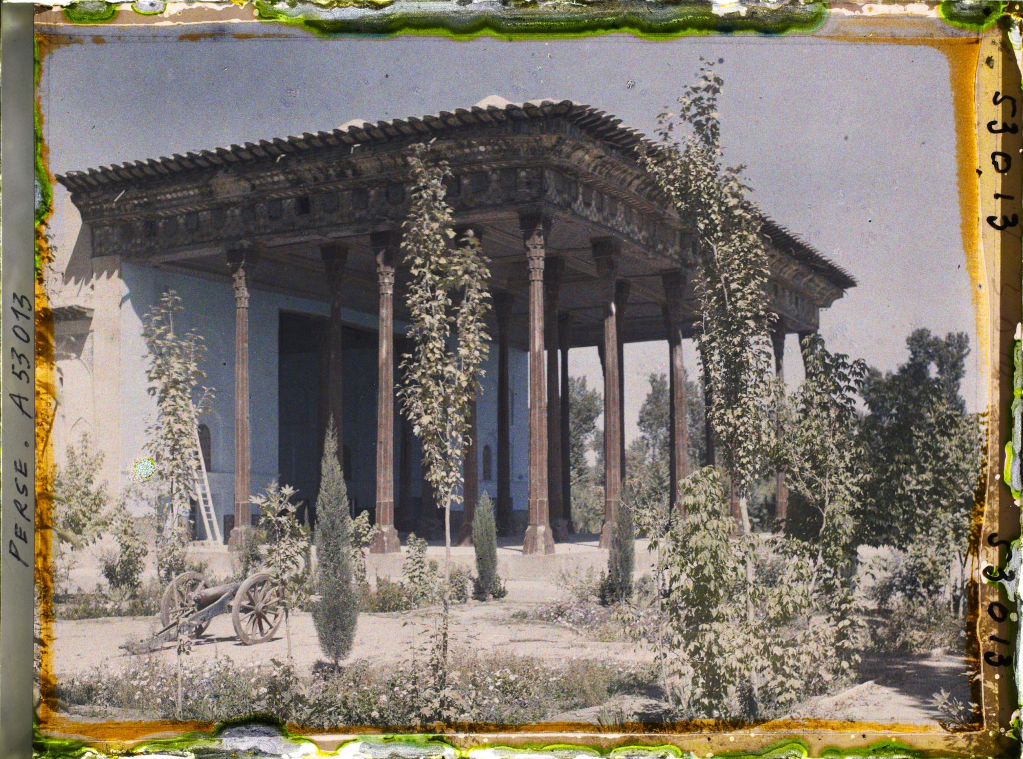 Image représentant Le Chehel Sotoun (pavillon des quarante colonnes) (1647), le portique côté jardin