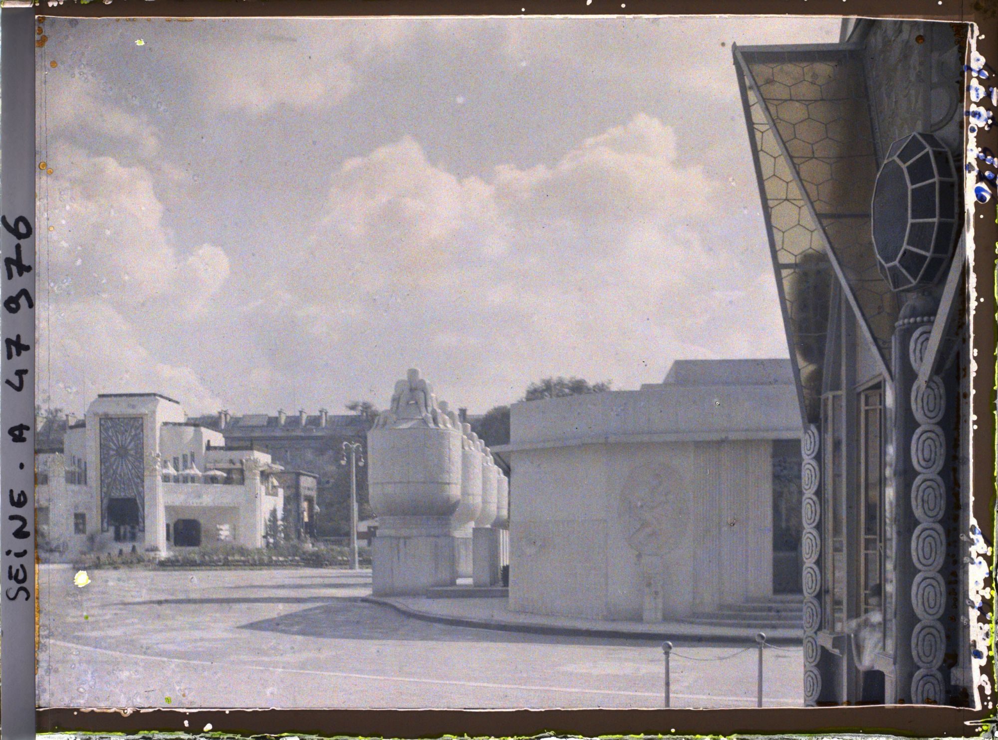 Image représentant L'Exposition des arts décoratifs, Pavillon de la Chambre syndicale des diamantaires, architectes Lambert, Saacké et Bailly