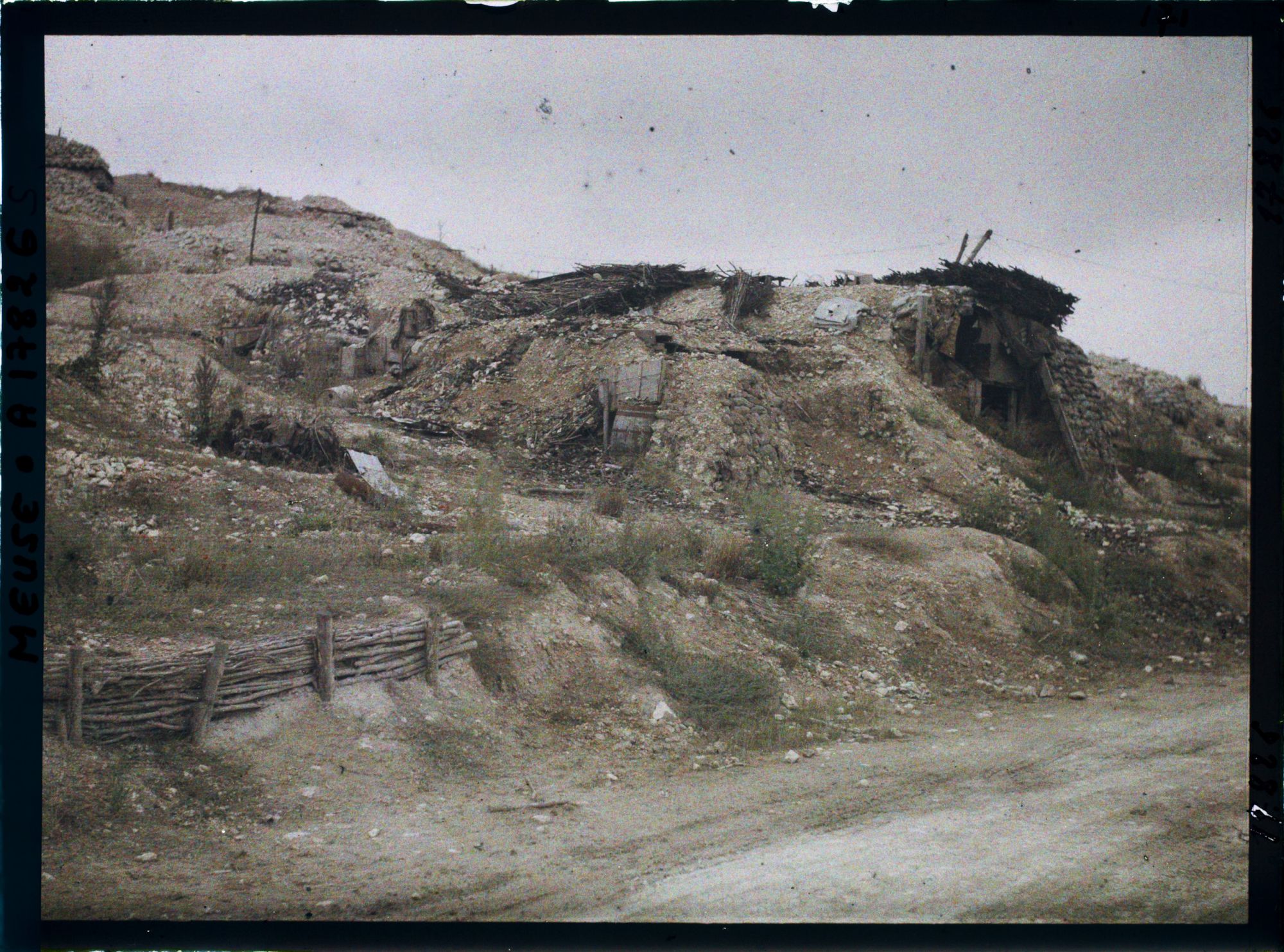 Image représentant France, Haudremont Carrières,  Sur la route de Douaumont (au fond, la Cote du Poivre)