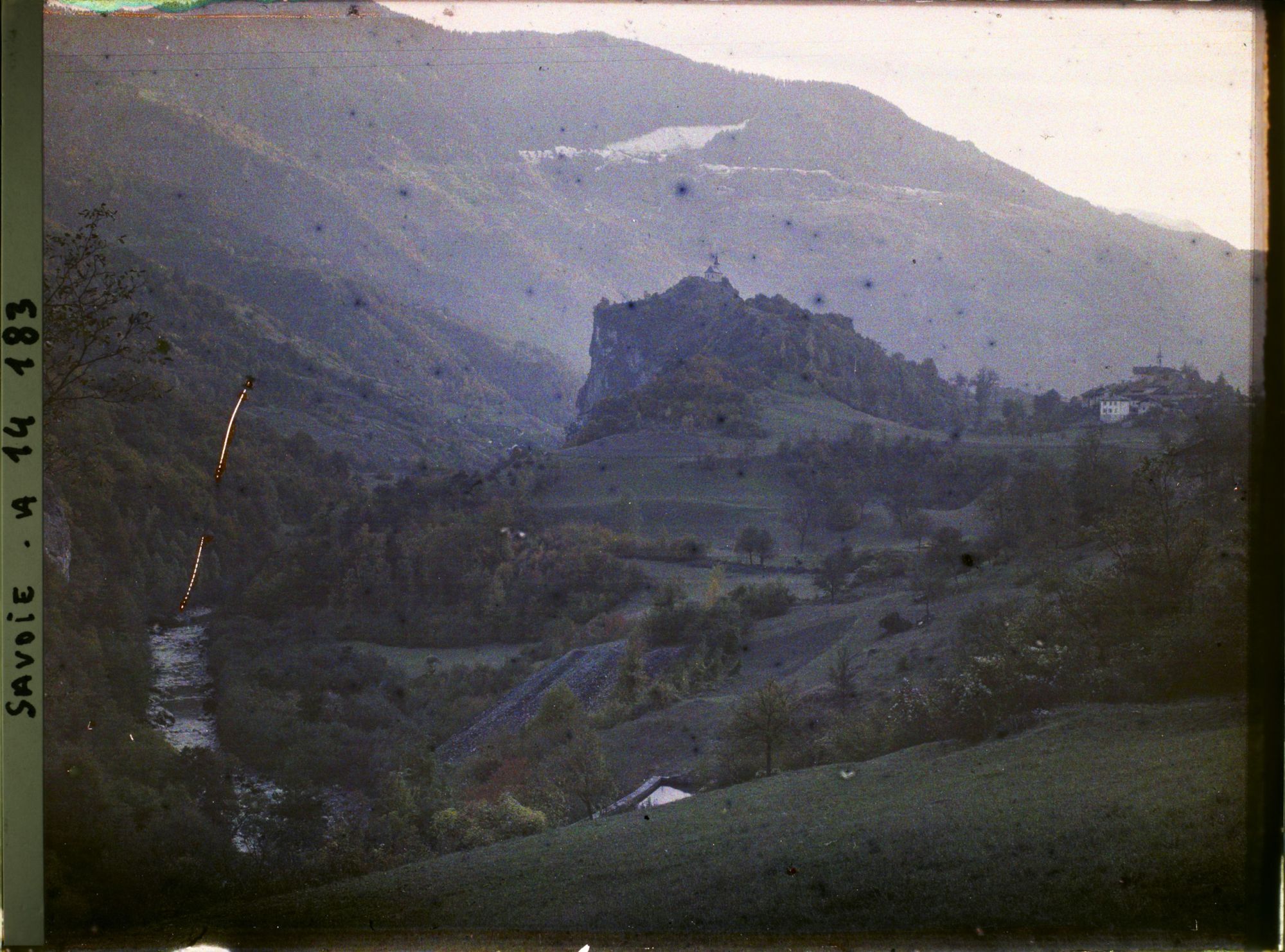 Image représentant Paysage avec chapelle et village