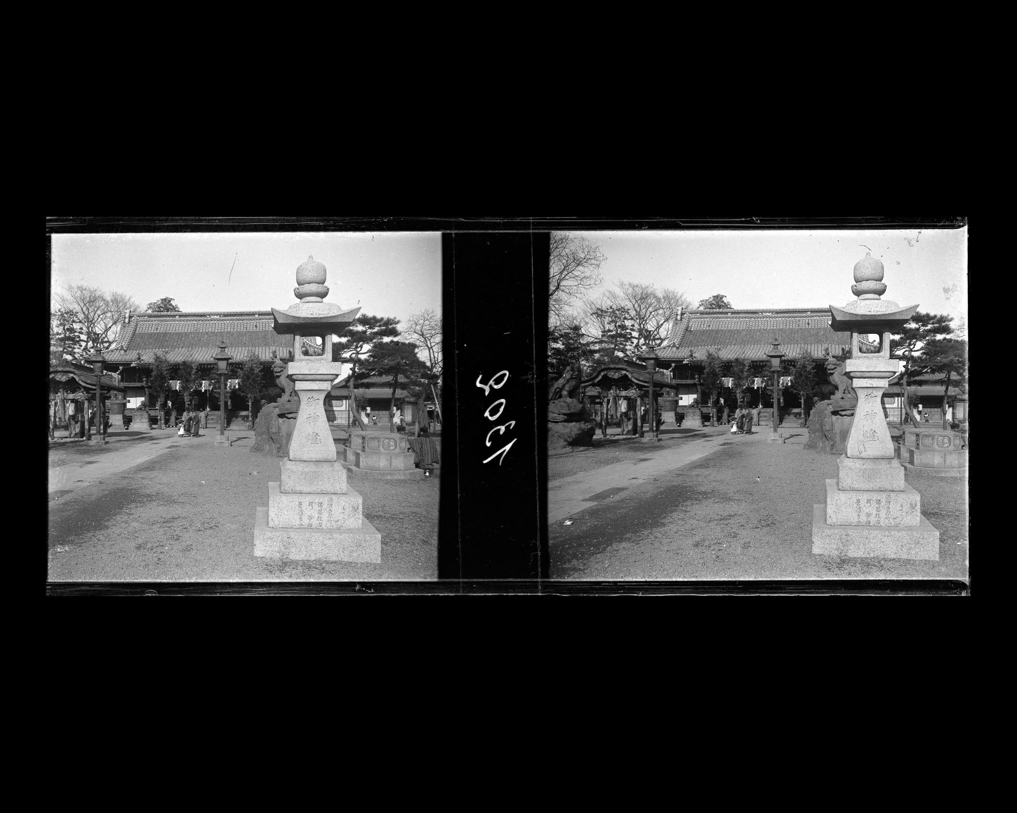 Image représentant Lanternes et édifices d'un temple dans le parc d'Asakusa
