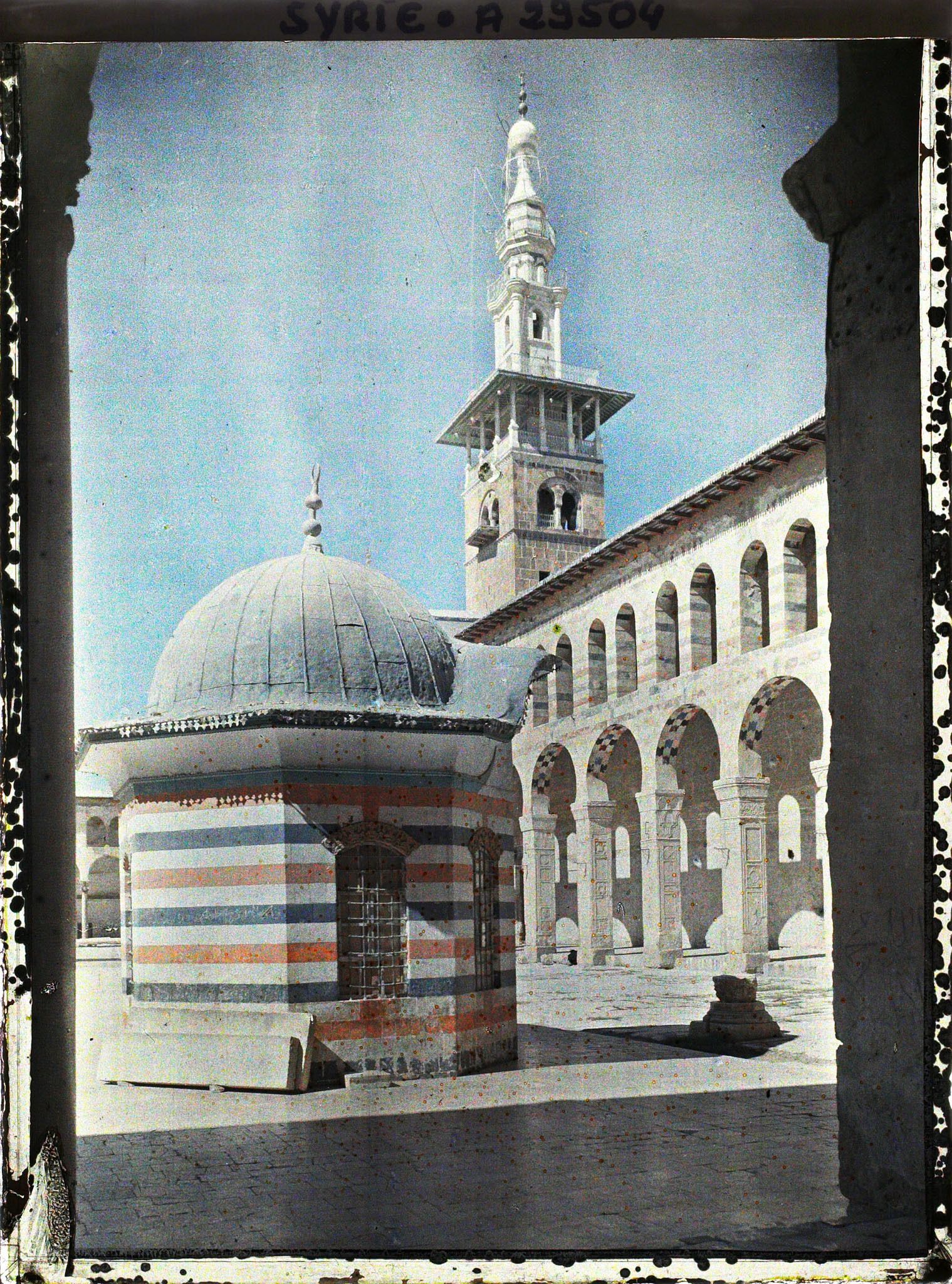 Image représentant Le dôme des Heures ou du Clocher (Qubbat es Sàa) dans la cour intérieure de la mosquée des Omeyyades