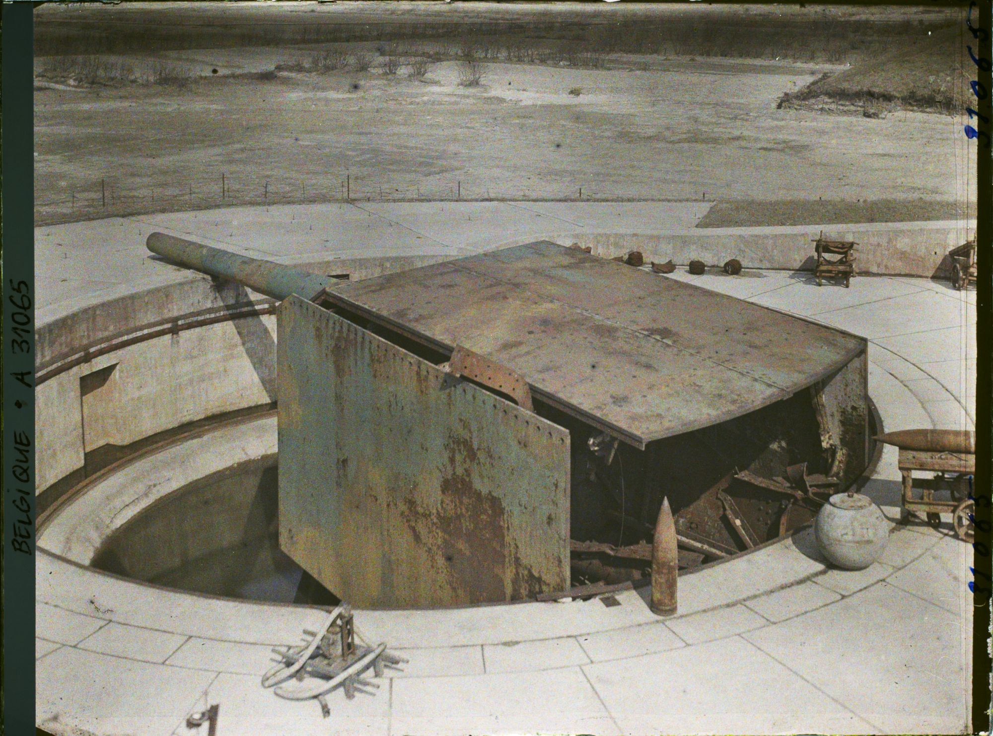 Image représentant Belgique, Knocke, Une pièce dans son alvéole (305 de marine)