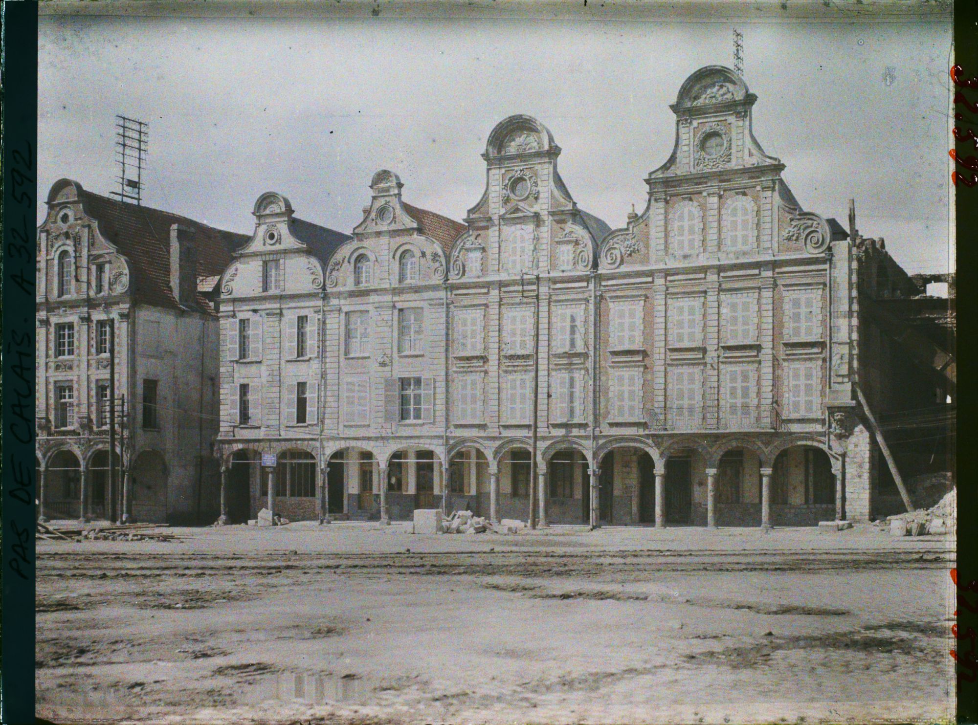 Image représentant France, Arras, Grande Place, Groupe de maisons remises en état