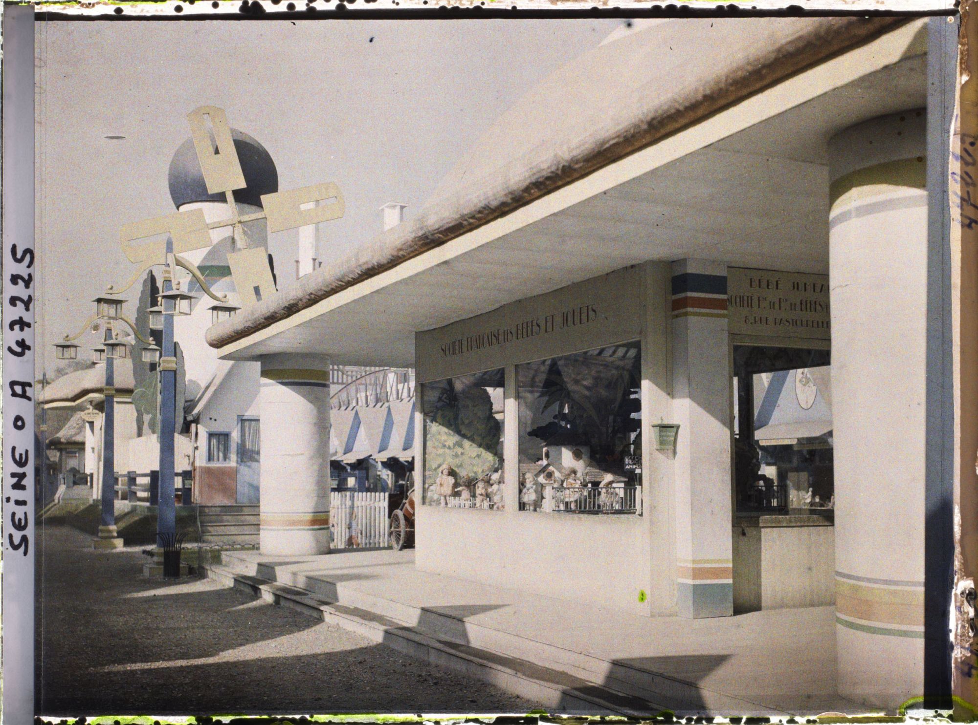 Image représentant L'Exposition des arts décoratifs, Le Village du jouet, quai d'Orsay