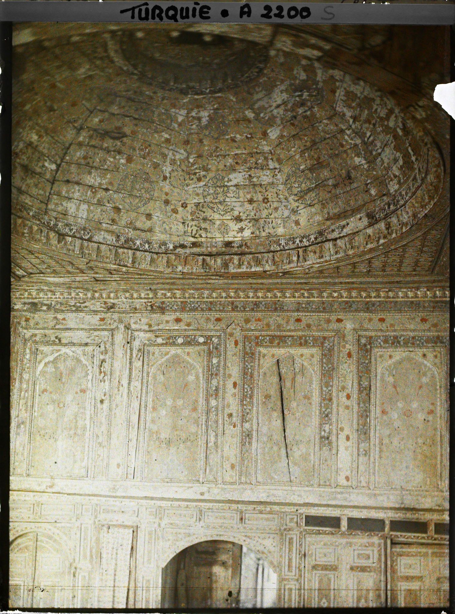 Image représentant Coupole et panneaux de bois peint du " kiosque de Koprülu " sur la rive du Bosphore