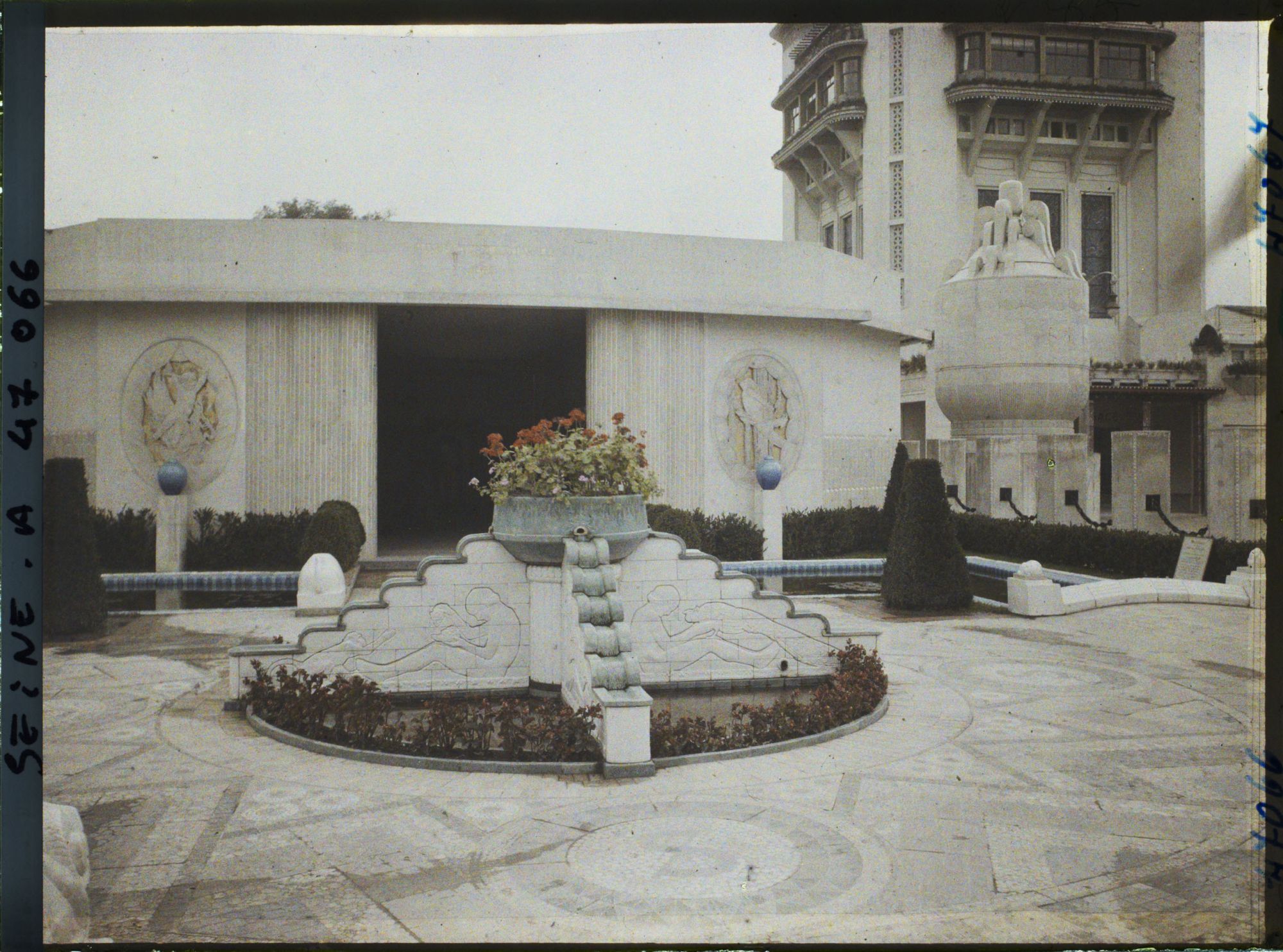 Image représentant L'Exposition des arts décoratifs, Jardin de la Manufacture Nationale de Sèvres, composé par Henri Rapin, fontaine centrale sculptée par Bouchard et tour de Champagne à droite