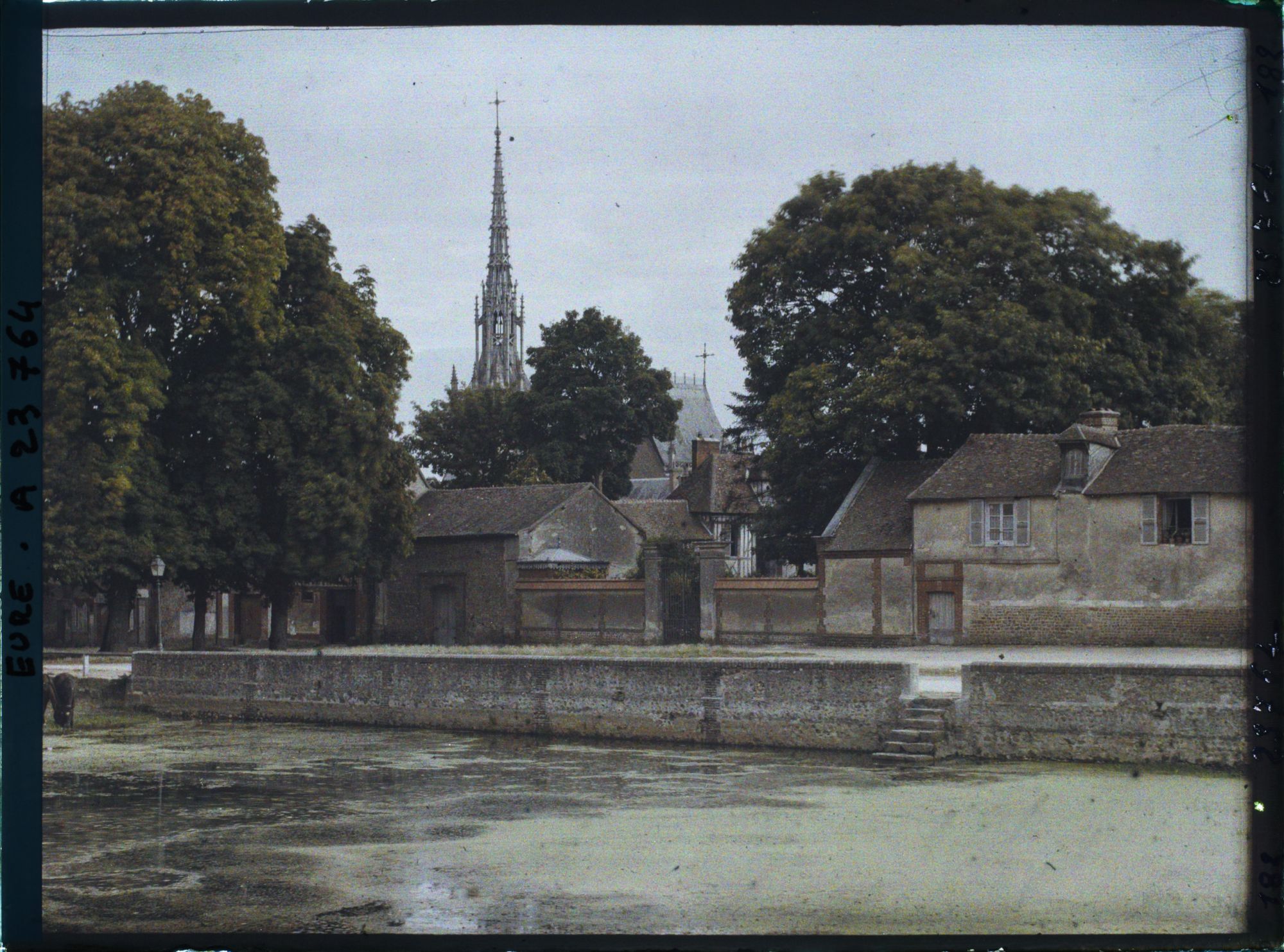 Image représentant L'église vue de la grande mare