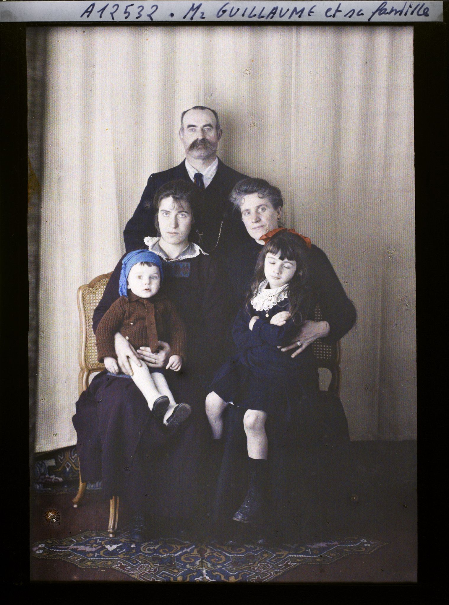 Image représentant https://musee-albert-kahn.s-museum.fr/home/NWQ2OTAwYzNmYjZlZTk1ZWQwODJmMjY4L2dlbmVyaWMtbm90aWNlLXRhYi9hdXRob3JpdHkvNjE3YTc5ZjVjZjhiODk2OGIzMzM3ZDIx/5d6900c3fb6ee95ed082f268/generic-notice-tab/authority/617a79ebcf8b8968b3336ec1 Monsieur Guillaume et sa famille