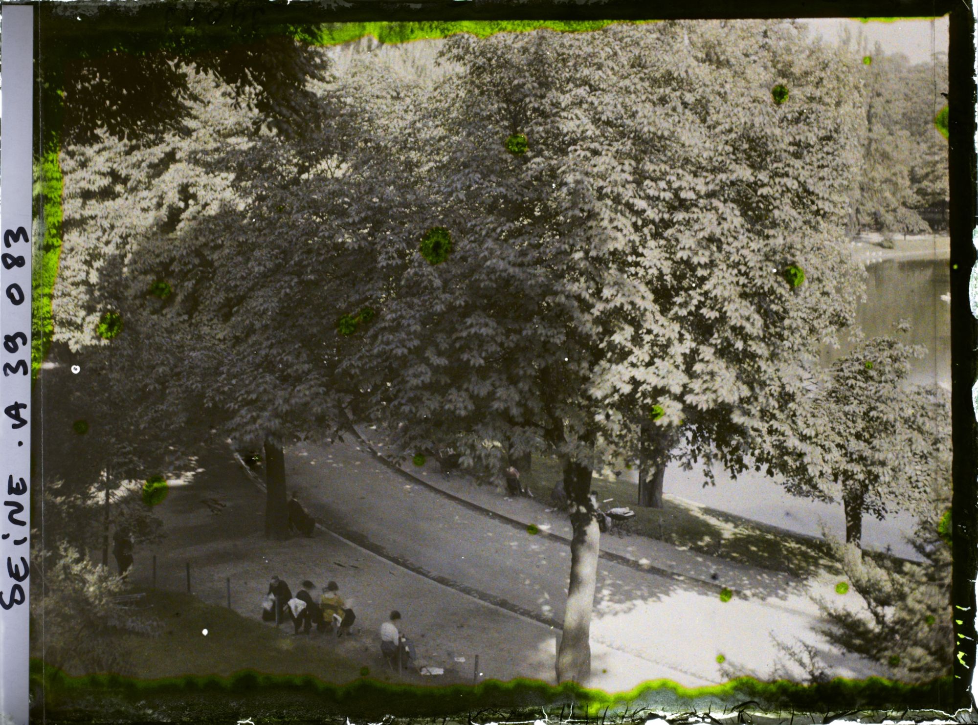 Image représentant Le parc des Buttes Chaumont, au bord du lac