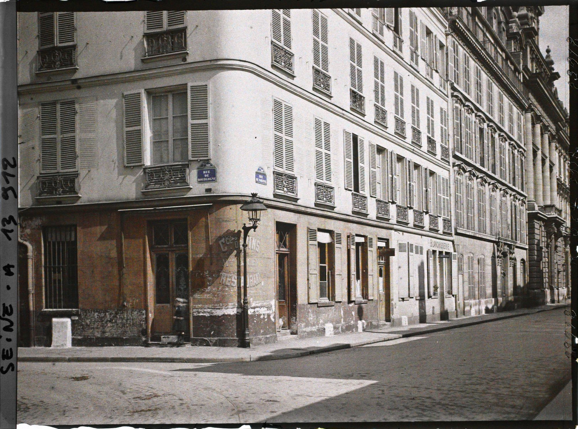 Image représentant Soupiraux cimentés rue de Bourgogne et rue de Varenne