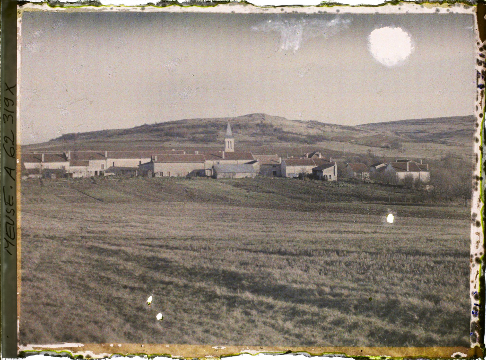 Image représentant Meuse, Les Eparges, Le Village reconstruit - Dans le fond, la fameuse butte