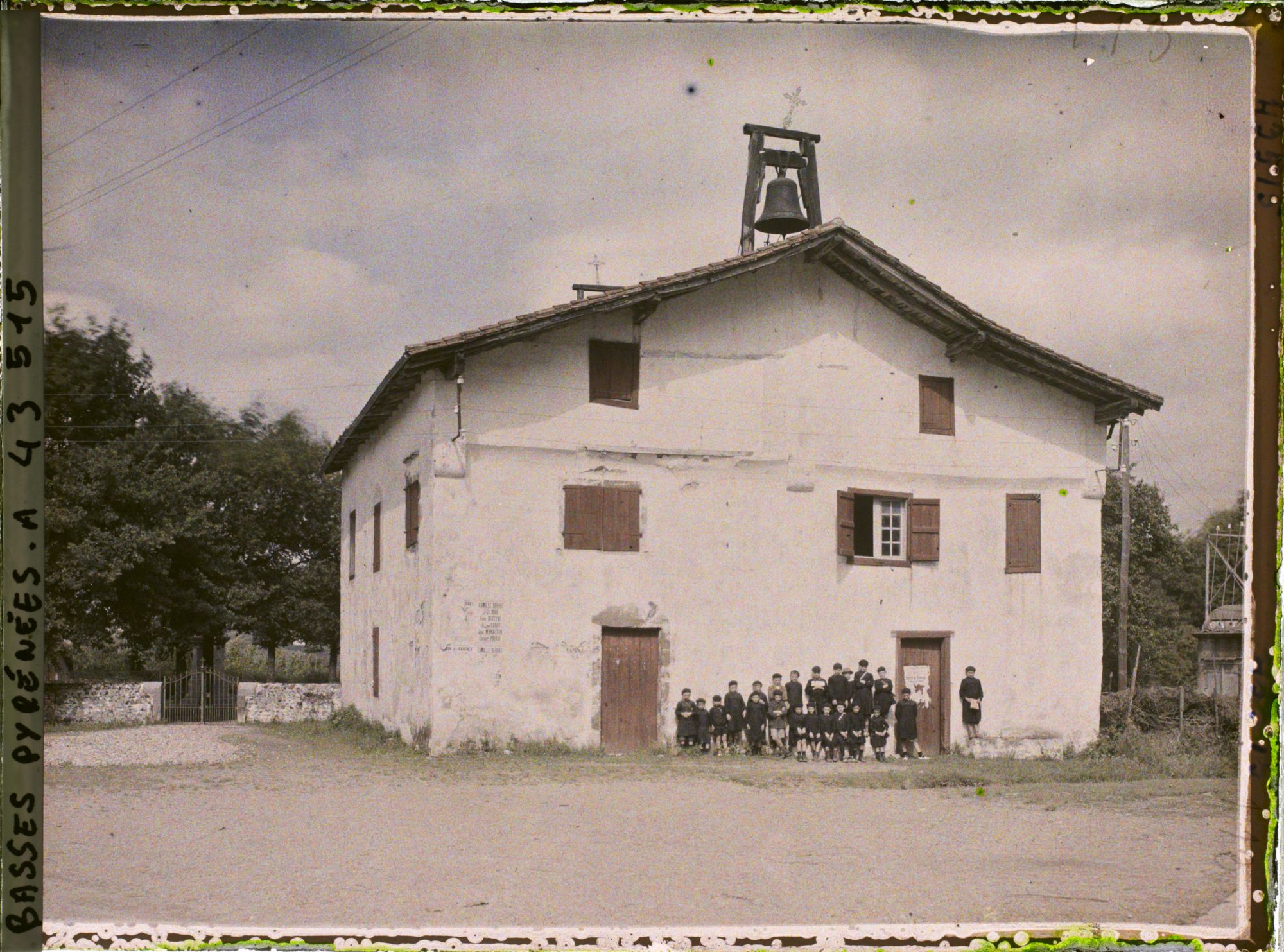 Image représentant France, Larressorre, Bourg de Larressorre, ancienne Eglise et sortie de l'Ecole