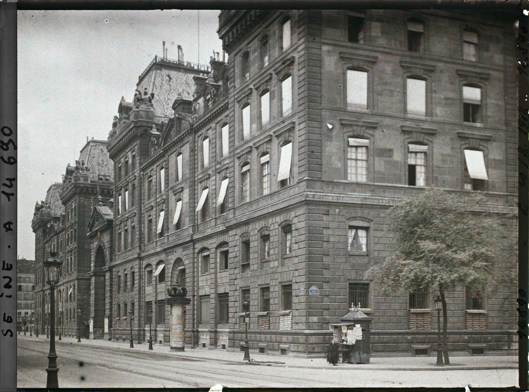 Image représentant La Préfecture de police, à l'angle des rues de la Cité et de Lutèce