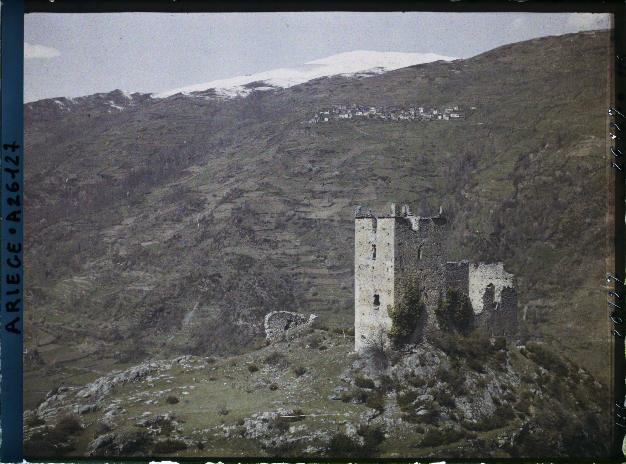 Image représentant Le château de Miglos et le village de Lapège
