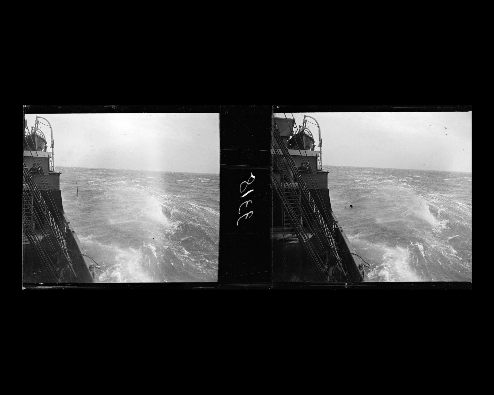 Image représentant La mer démontée vue depuis le pont du Lützow