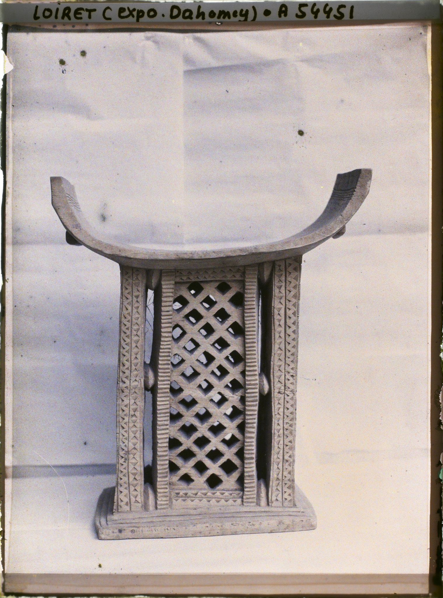 Image représentant Exposition d'art africain, un trône en bois