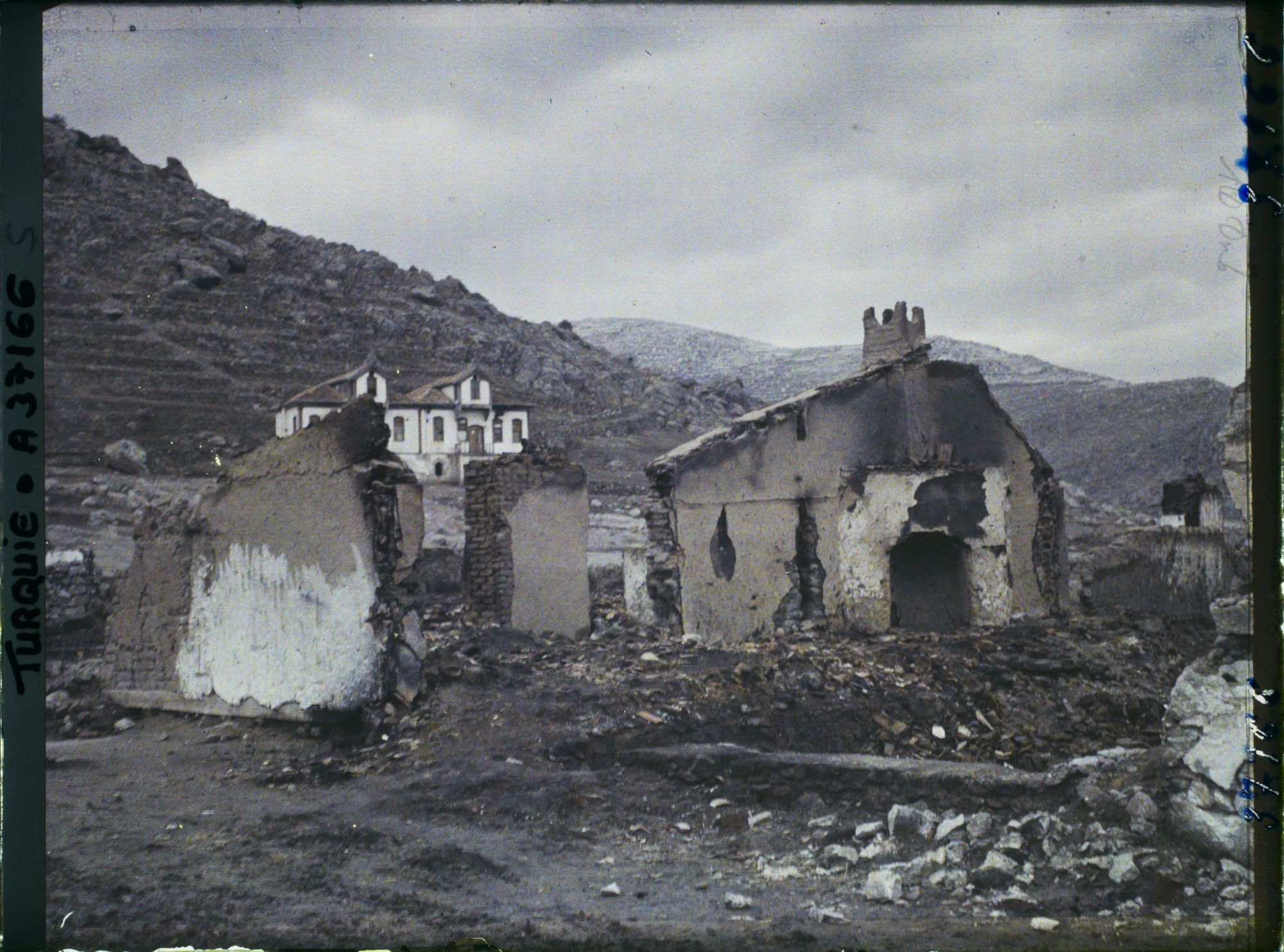 Image représentant Turquie, Afion-Kara-Hissar, Maisons incendiées
