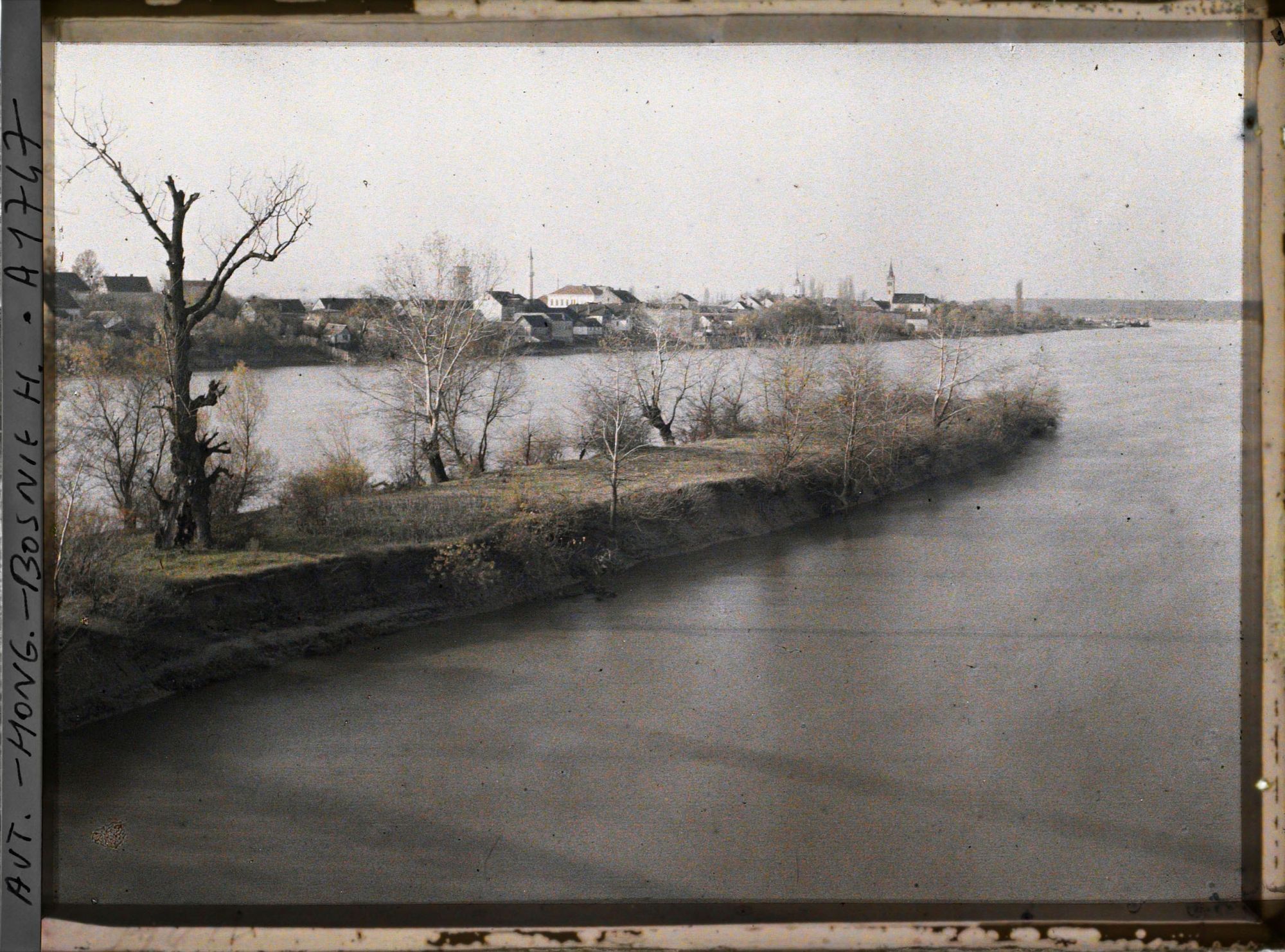 Image représentant Vue prise du pont sur les trois Eglises de Bosna Brod et l'île sur la Save