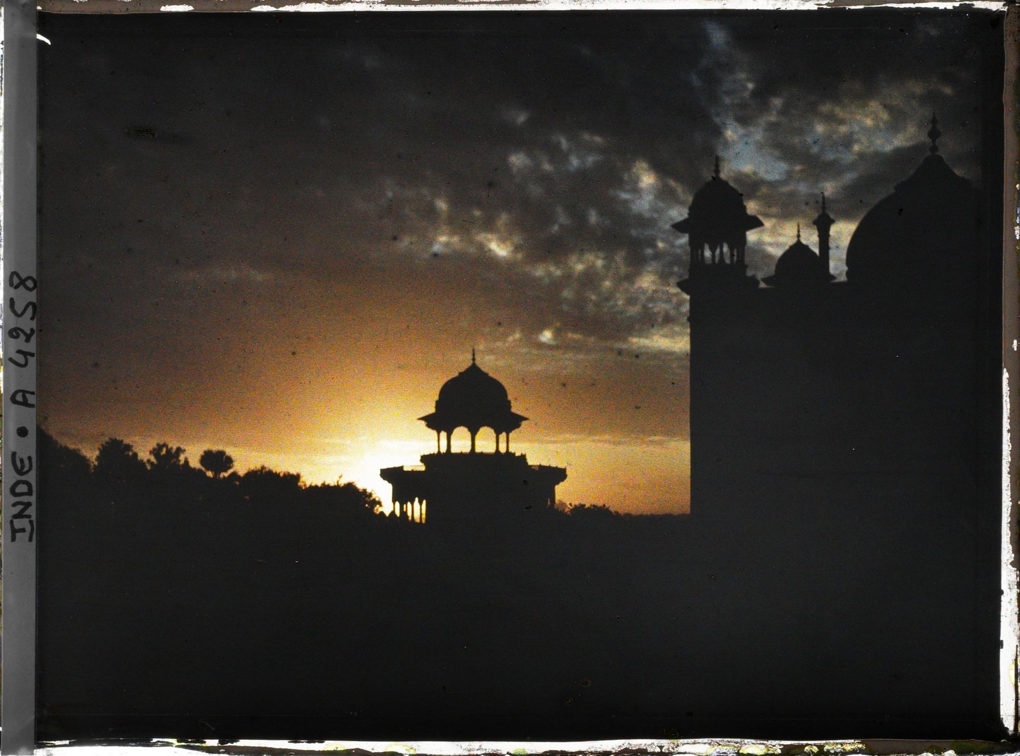 Image représentant Coucher de soleil sur un pavillon d'enceinte et l'angle de la mosquée du Taj Mahal